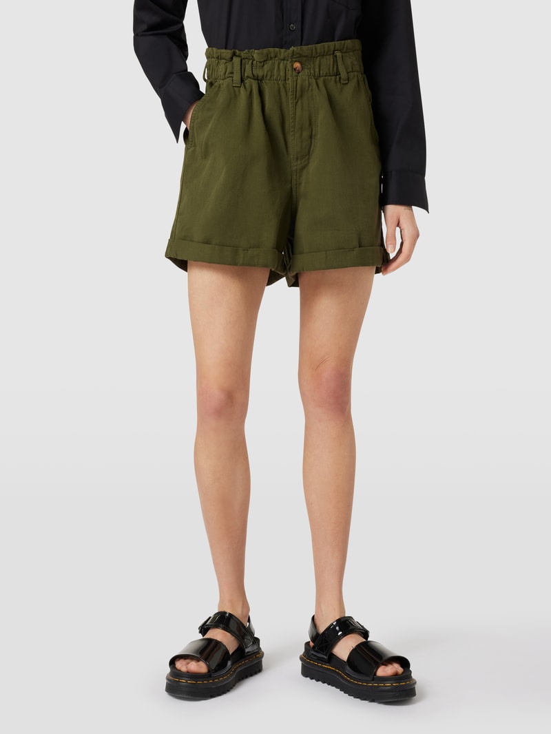 Shorts mit seitlichen Eingrifftaschen in olivgrün