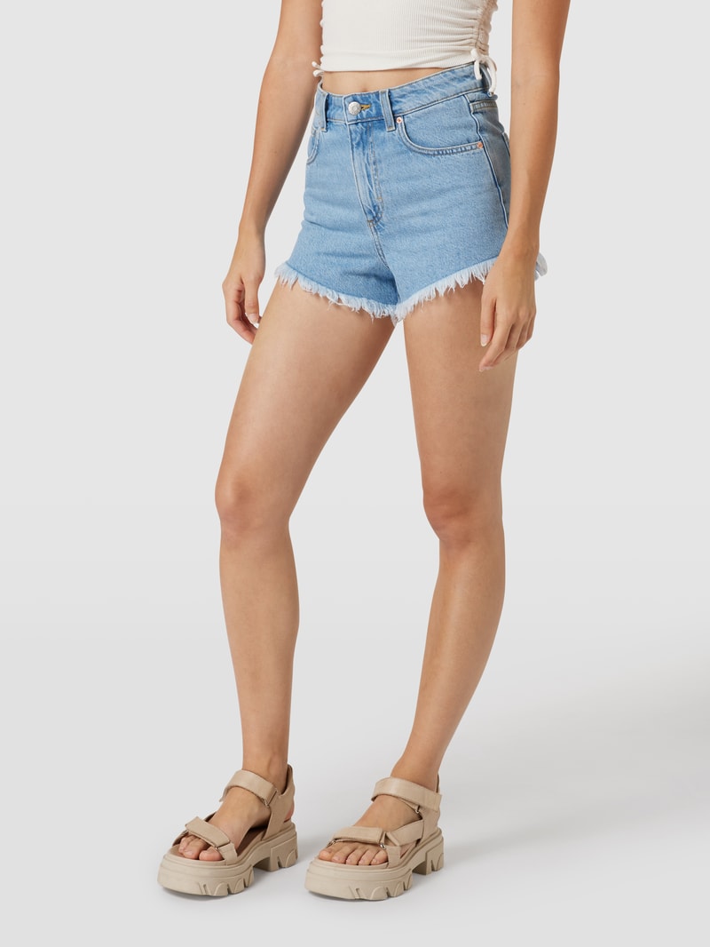 Jeansshorts mit ausgefransten Abschlüssen in hellblau