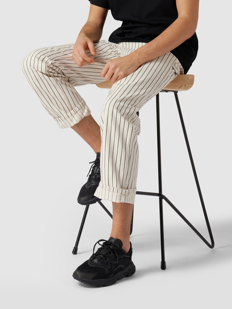 Sneaker mit Label-Details in schwarz