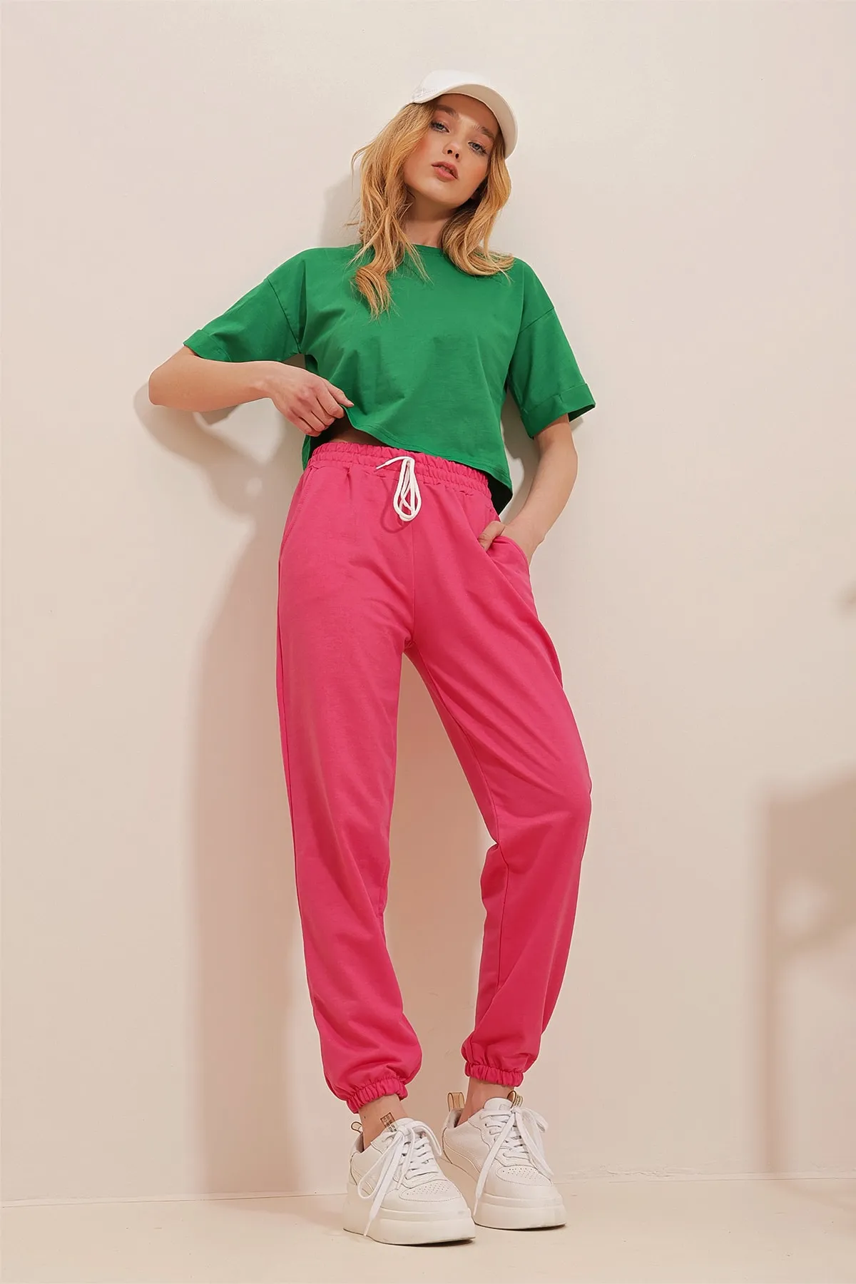 Trend Alaçatı Stili  Fuchsiafarbene Basic-Jogginghose für Damen mit elastischem Bund und Beinen ALC-X5902