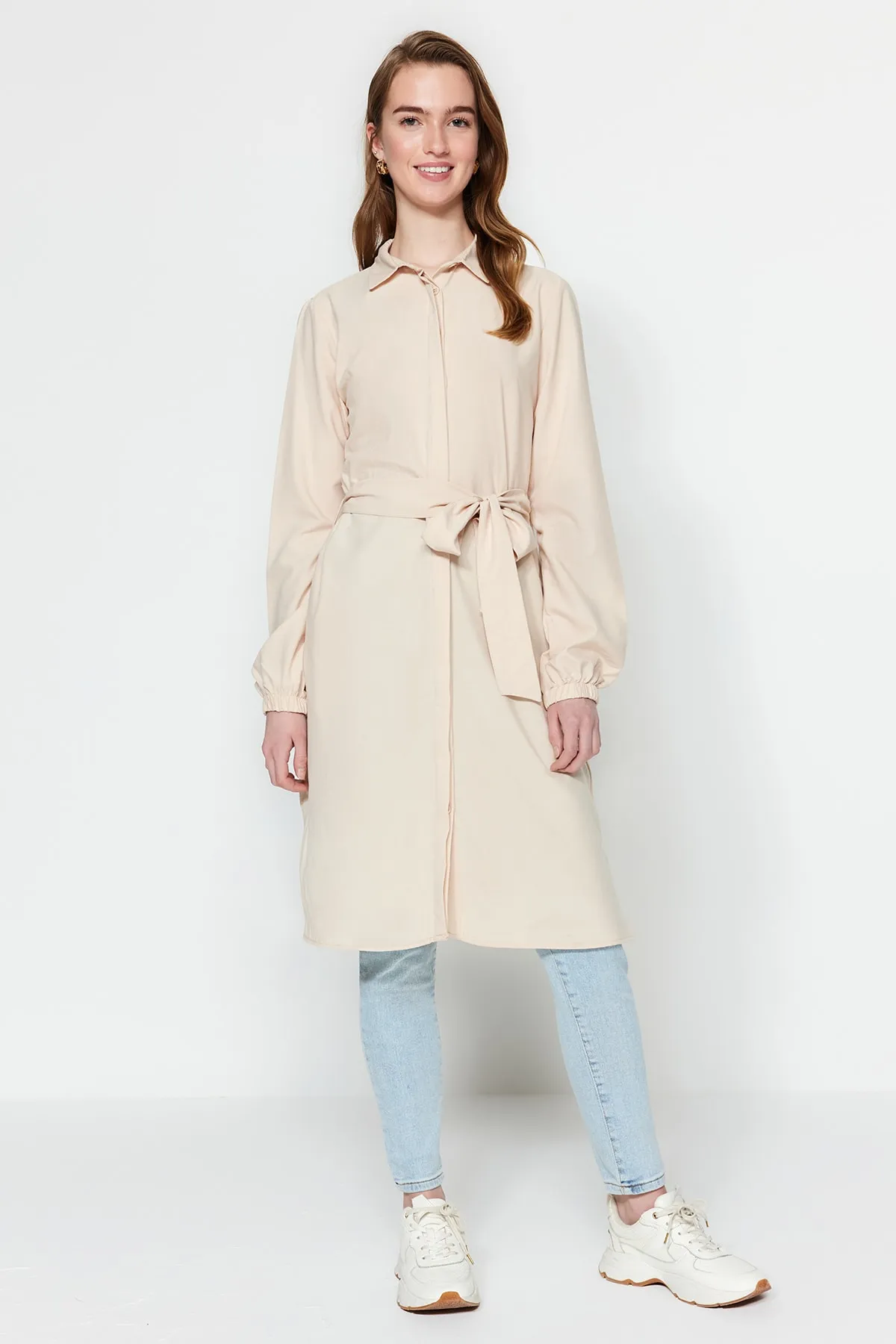 Trendyol Modest  Steinfarbene Hemdmütze aus gewebter Baumwolle mit Gürtel und Tasche TCTSS23TG00023