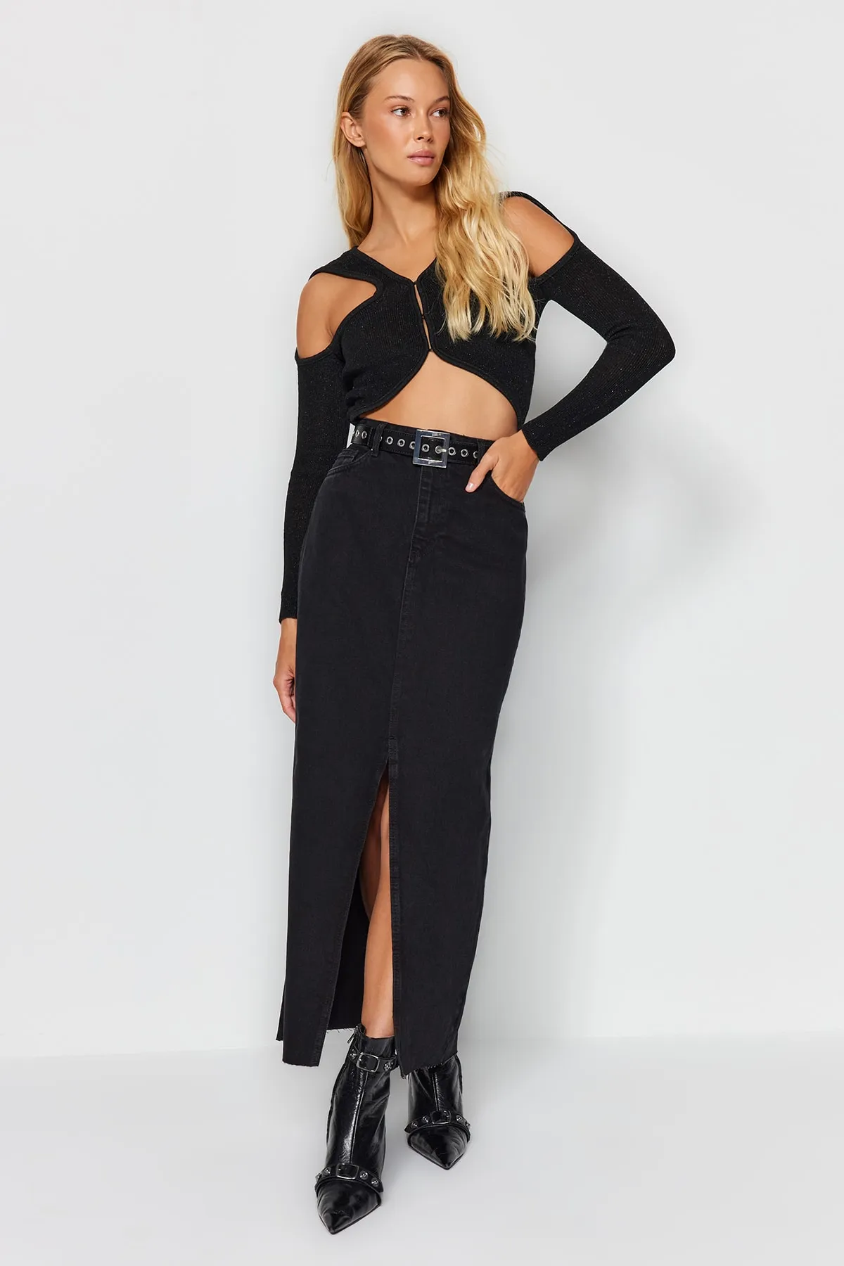 Trendyol Collection  Schwarzer geschlitzter Maxi-Jeansrock TWOSS23ET00290