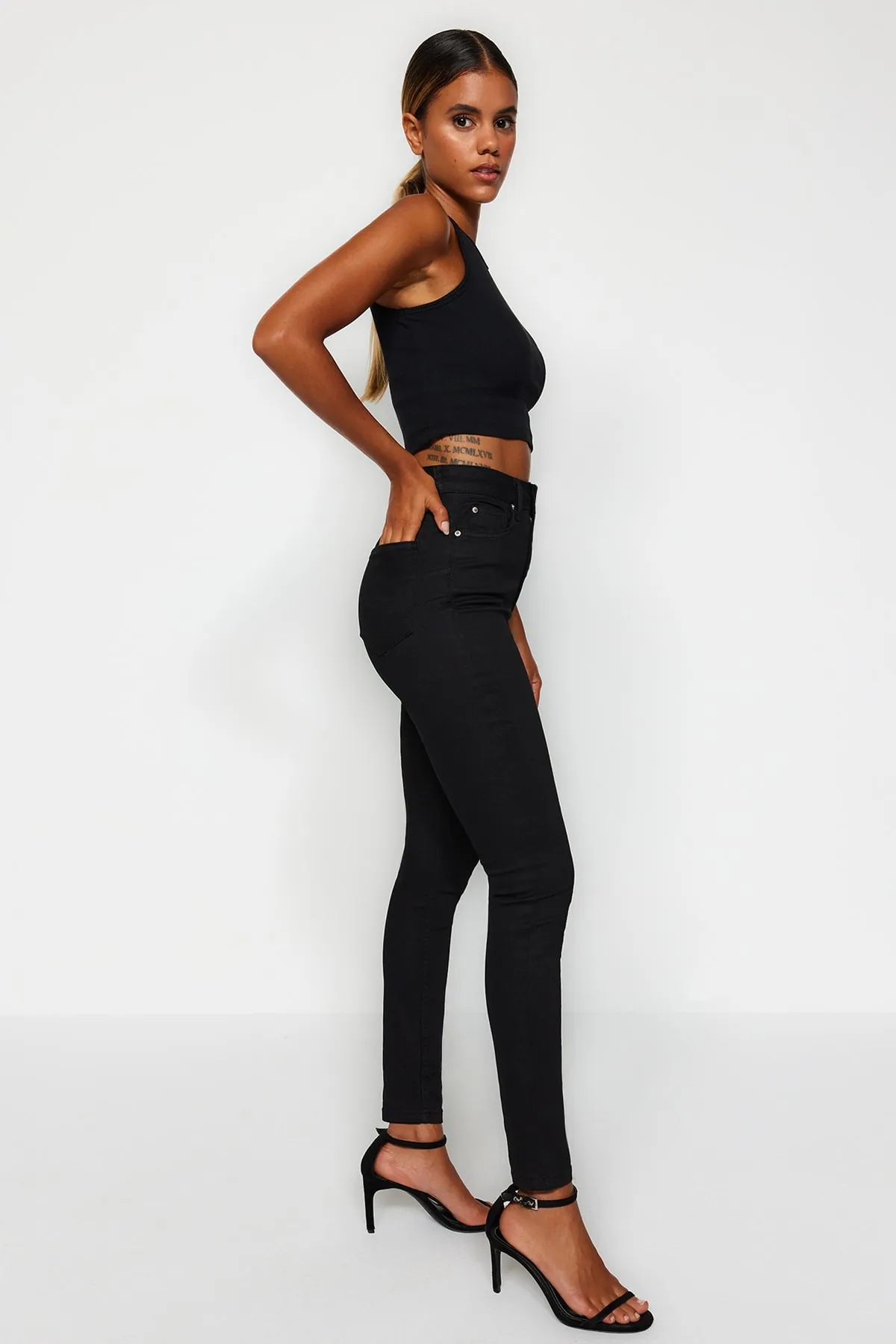 Trendyol Collection  Schwarzer Push-Up-Skinny mit hoher Taille TWOSS23JE00078