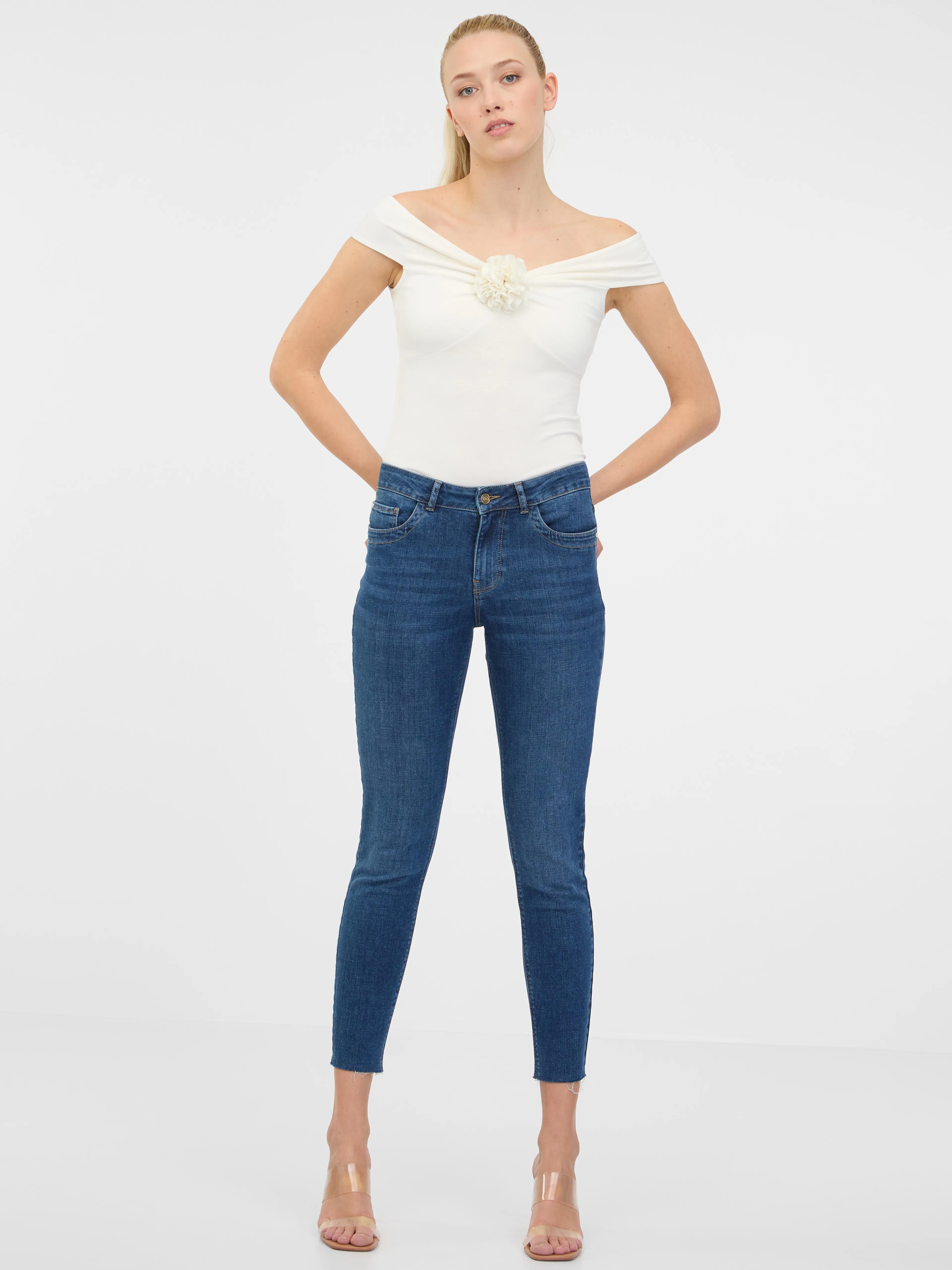 Cremefarbenes Damen-Kurzarm-T-Shirt mit Applikation ORSAY