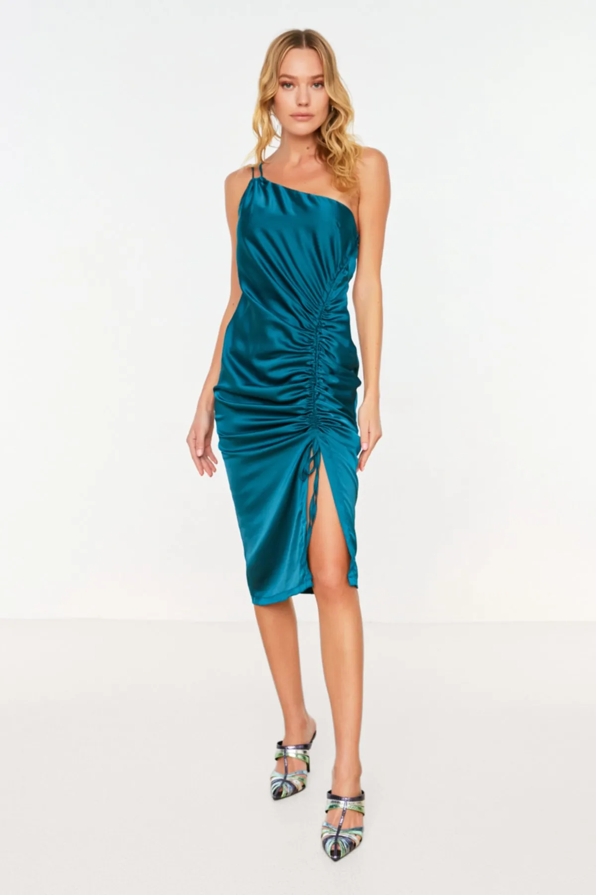 Trendyol Collection  Smaragdgrünes, detailliertes Satin-Abendkleid mit Raffung TPRSS22EL0553