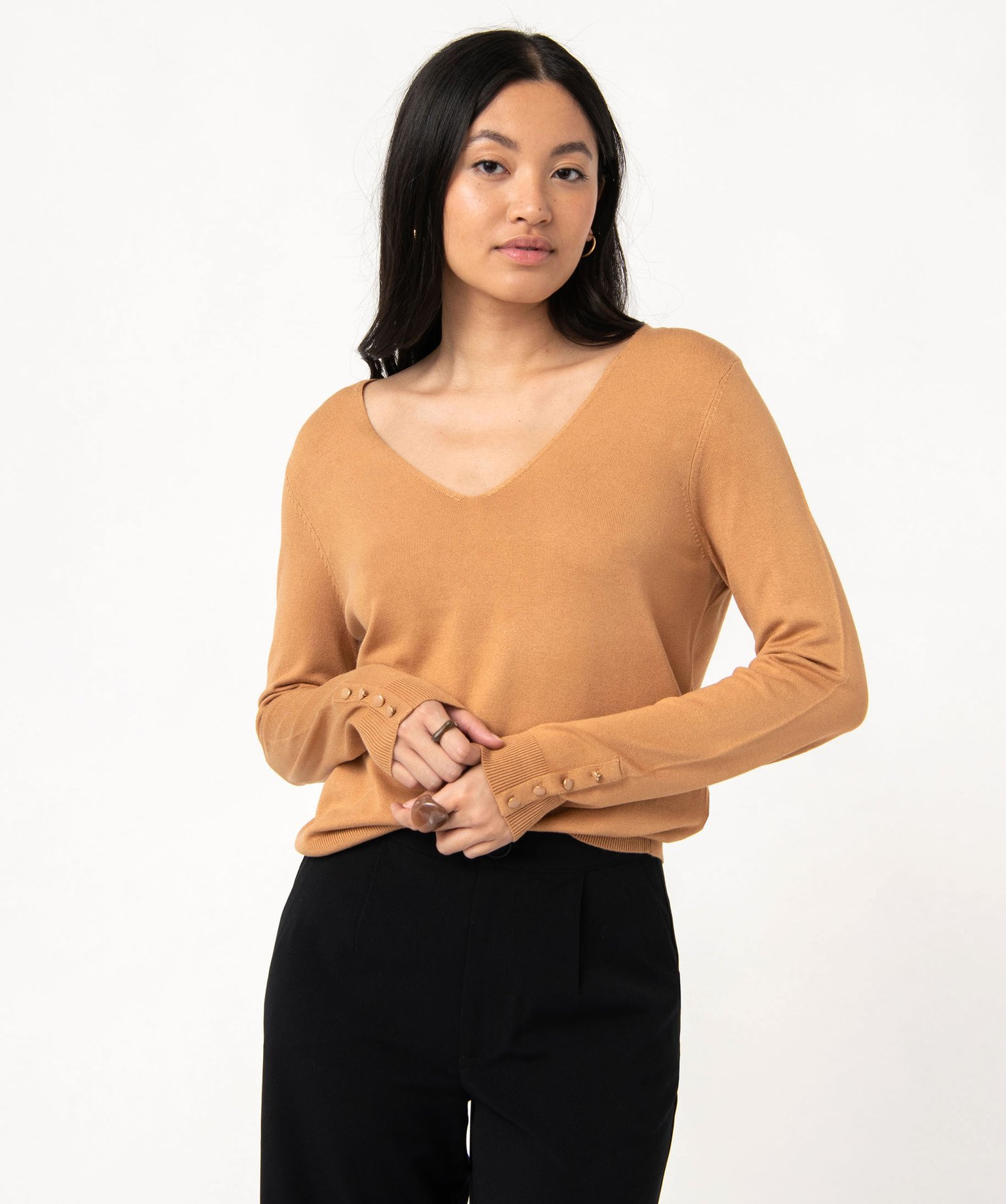 Pull en maille fine à col V et boutons fantaisie femme camel | GEMO