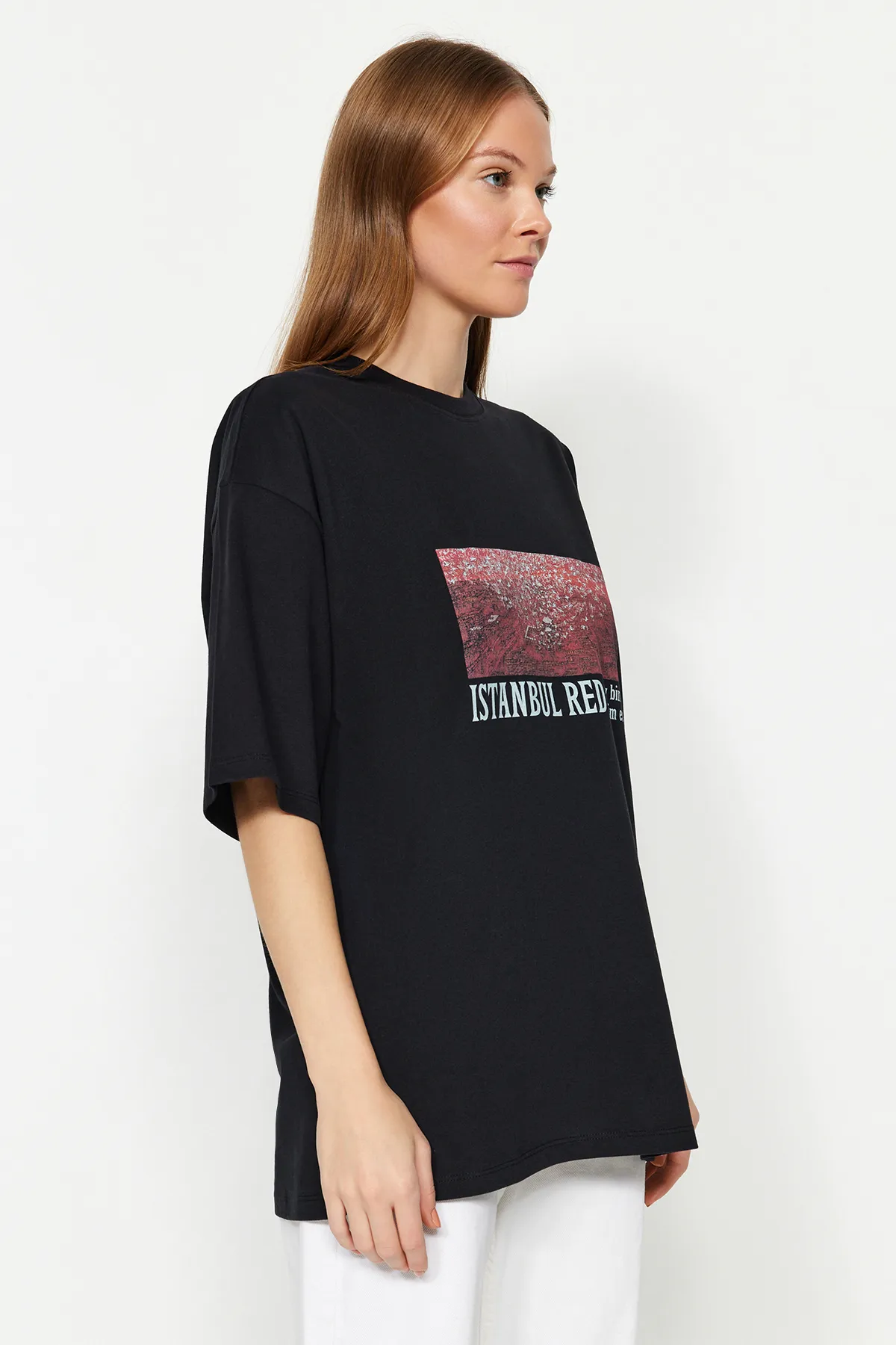 Trendyol Collection  Schwarzes Unisex-Strick-T-Shirt mit Devrim-Erbil-Print in Übergröße TWOSS24TS00017