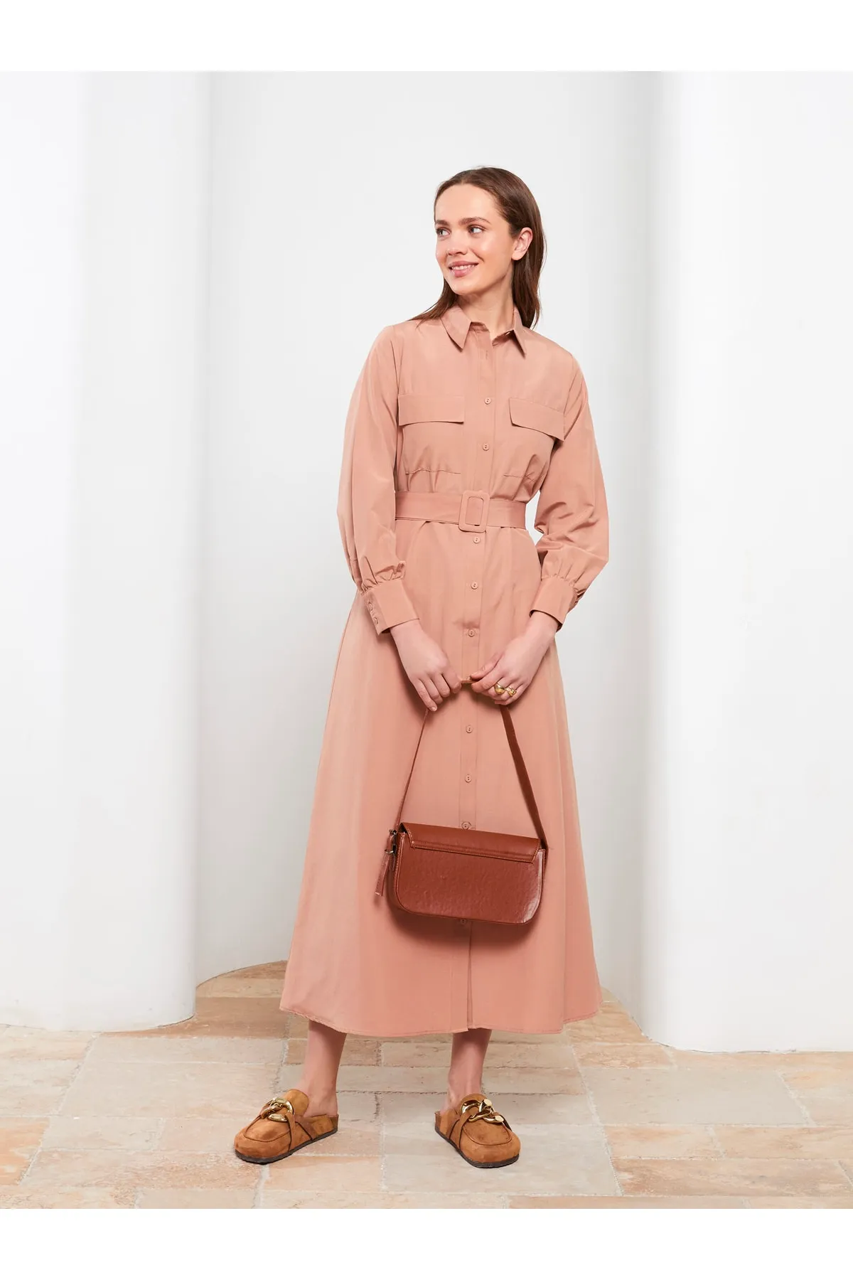 LC Waikiki  Damen-Hemdblusenkleid aus einfarbigem, langärmligem Popeline mit Knopfverschluss vorne
