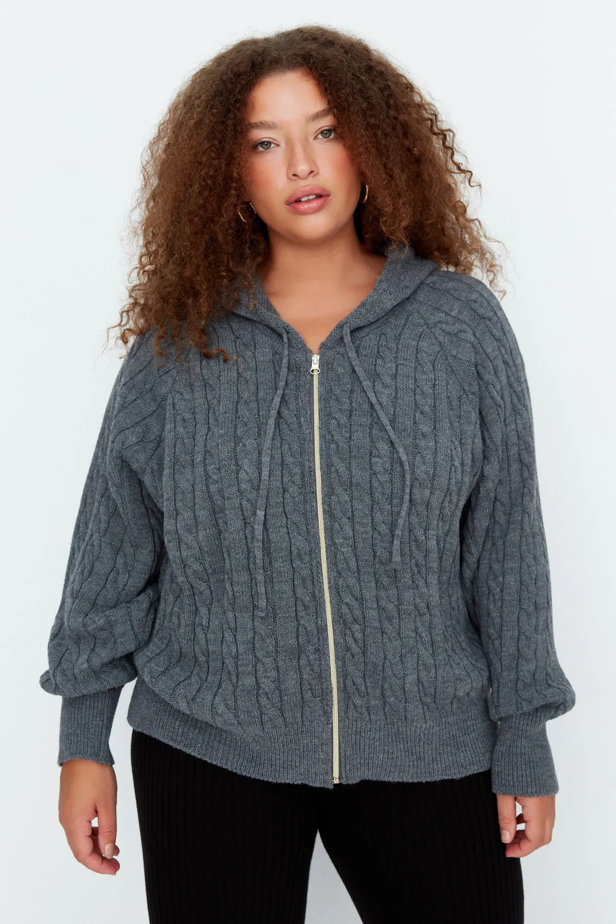 Trendyol Curve  Anthrazitfarbener Strick-Cardigan mit Kapuze und Reißverschluss TBBAW23AV00051