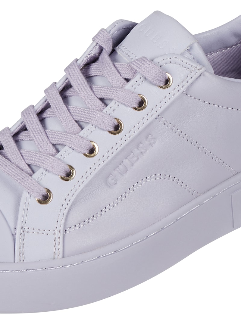 Sneaker mit Label-Schriftzug in lila