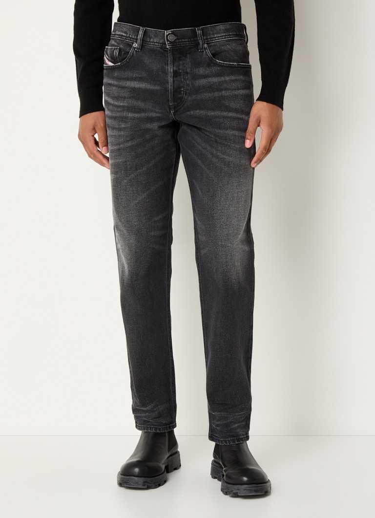 Diesel 2023 D-Finitive Tapered Jeans mit farbiger Waschung