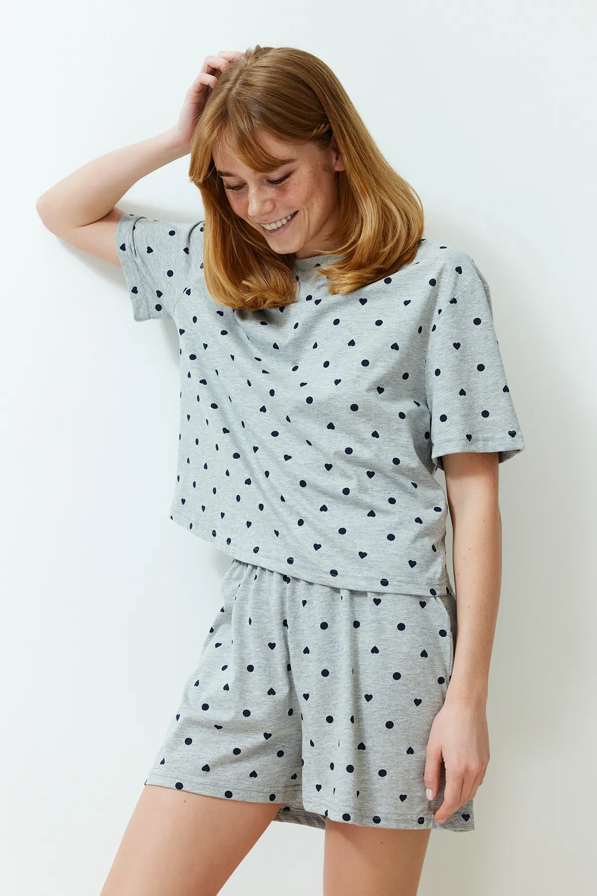 Trendyol Collection  Grau meliert, 100 % Baumwolle, T-Shirt-Shorts-Pyjama-Set mit Herzmuster, THMSS21PT1485