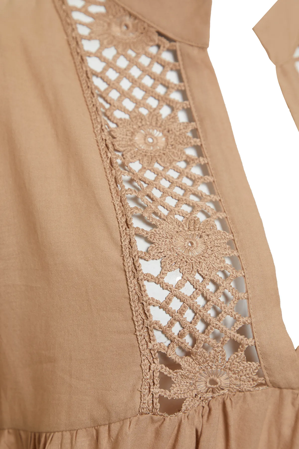 Trendyol Collection  Beigefarbenes Mini-Strandkleid aus 100 % Baumwolle mit gewebter Spitze und Details TBESS20EL0854