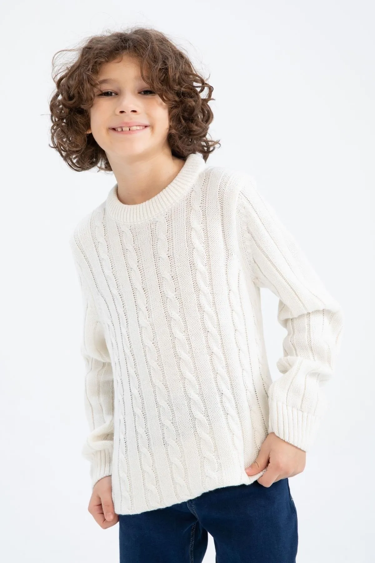 DeFacto  Strickpullover für Jungen mit normaler Passform und Rundhalsausschnitt
