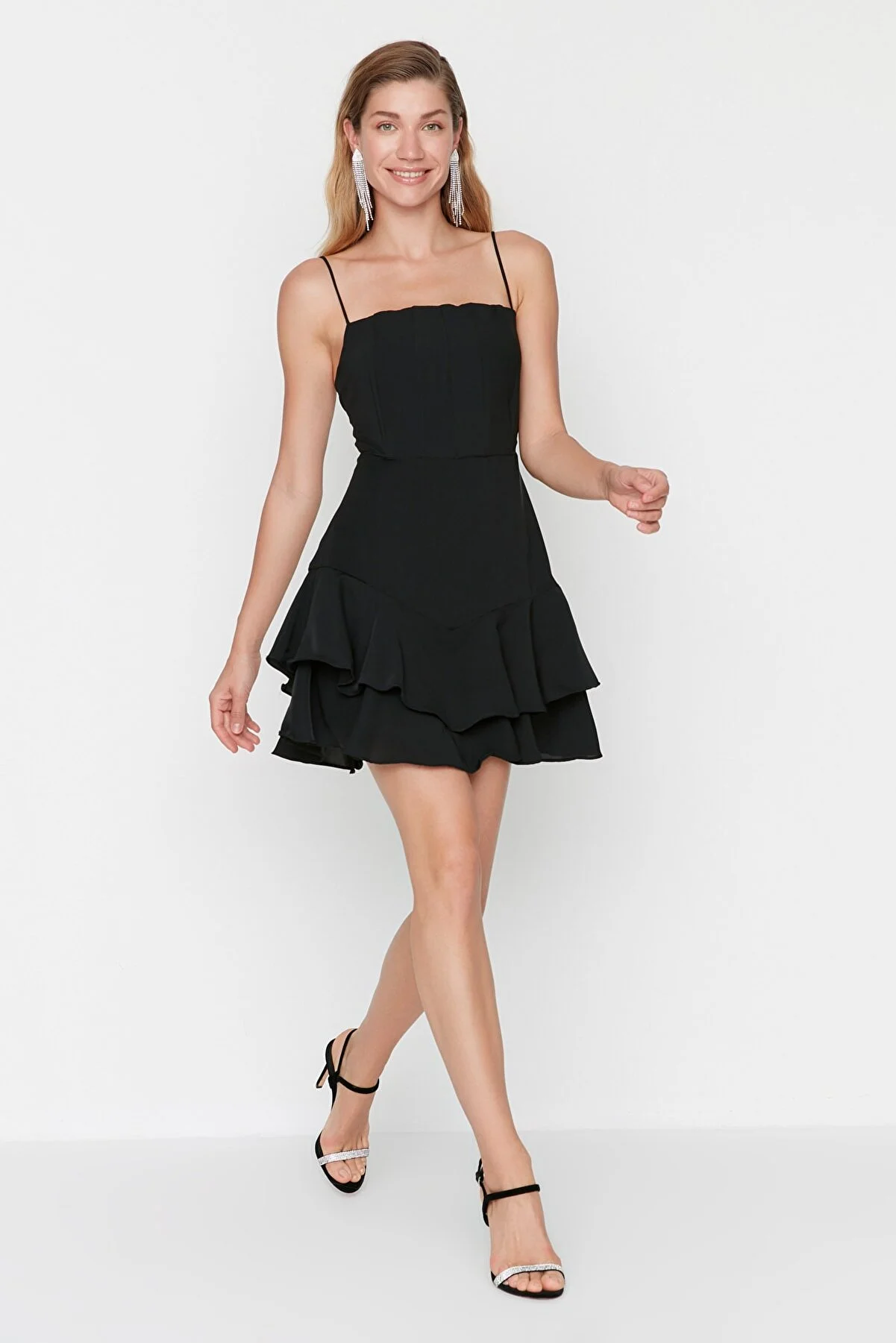 Trendyol Collection  Schwarzes, detailliertes, elegantes Abendkleid TPRSS22EL00065