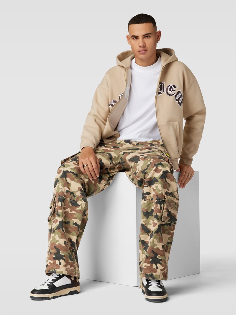 Cargohose mit Camouflage-Muster in olivgrün