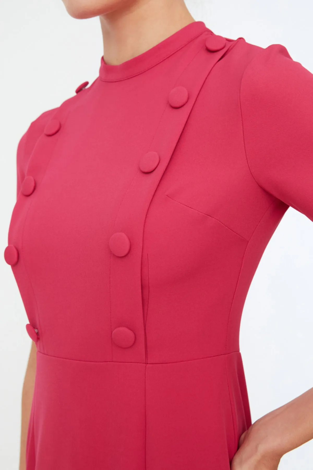Trendyol Collection  Fuchsiafarbenes Webkleid mit gewebten Knöpfen und Details TWOSS21EL0322