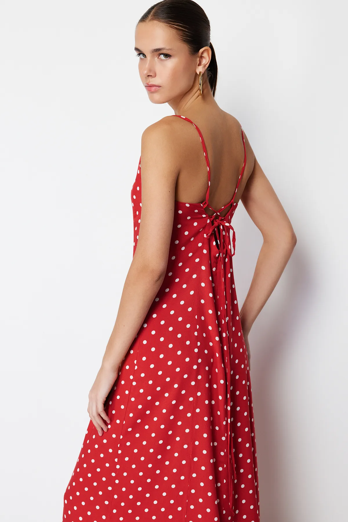 Trendyol Collection  Rotes Midi-Webkleid mit A-Ausschnitt und Bindedetail am Rücken TWOSS24EL00490
