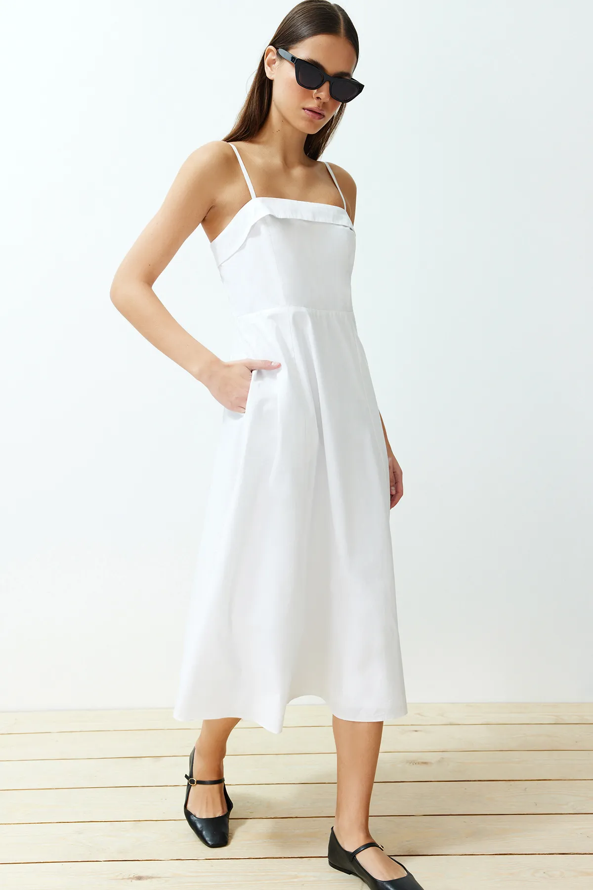 Trendyol Collection  Weißes Midi-Kleid aus 100 % gewebter Baumwollpopeline TWOSS24EL00031