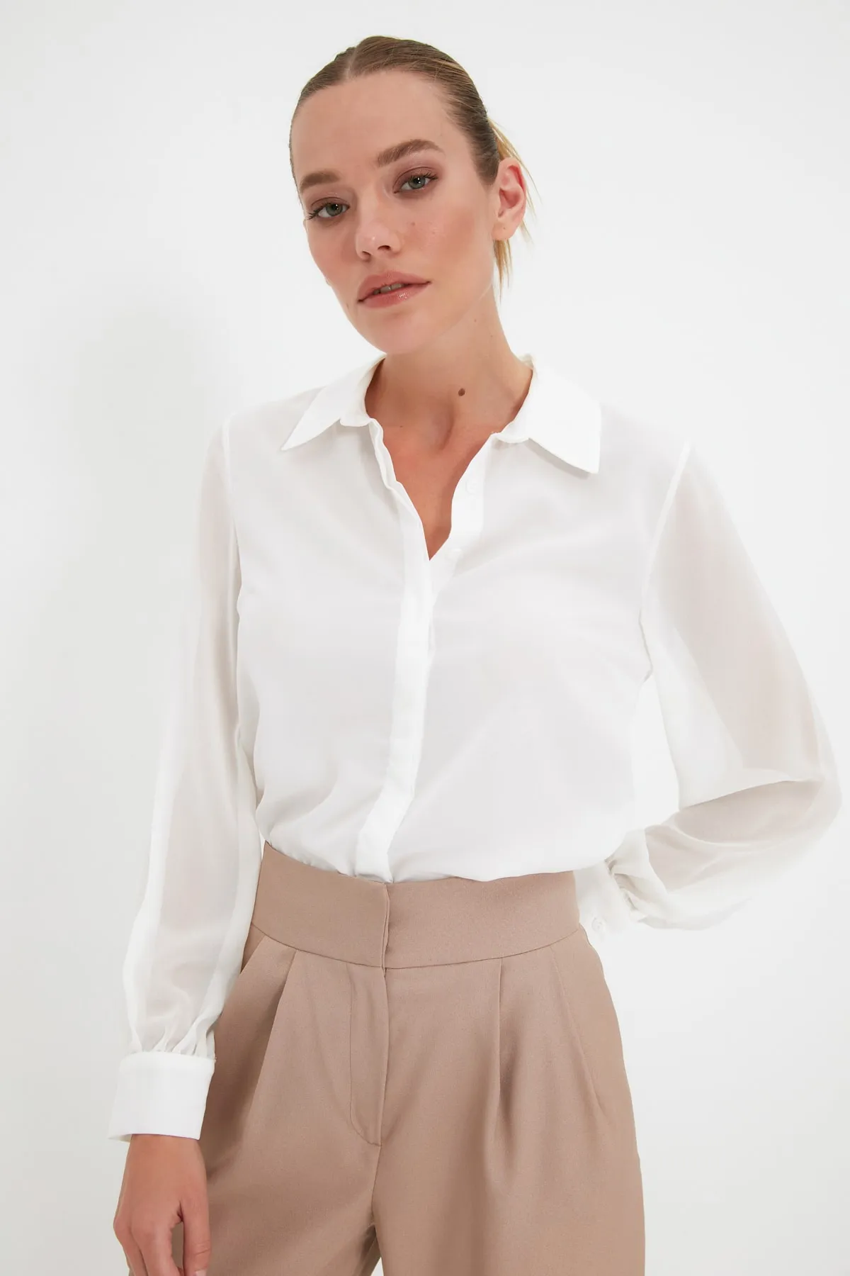 Trendyol Collection  Transparentes weißes gewebtes Hemd - Regular Fit TWOAW20GO0116