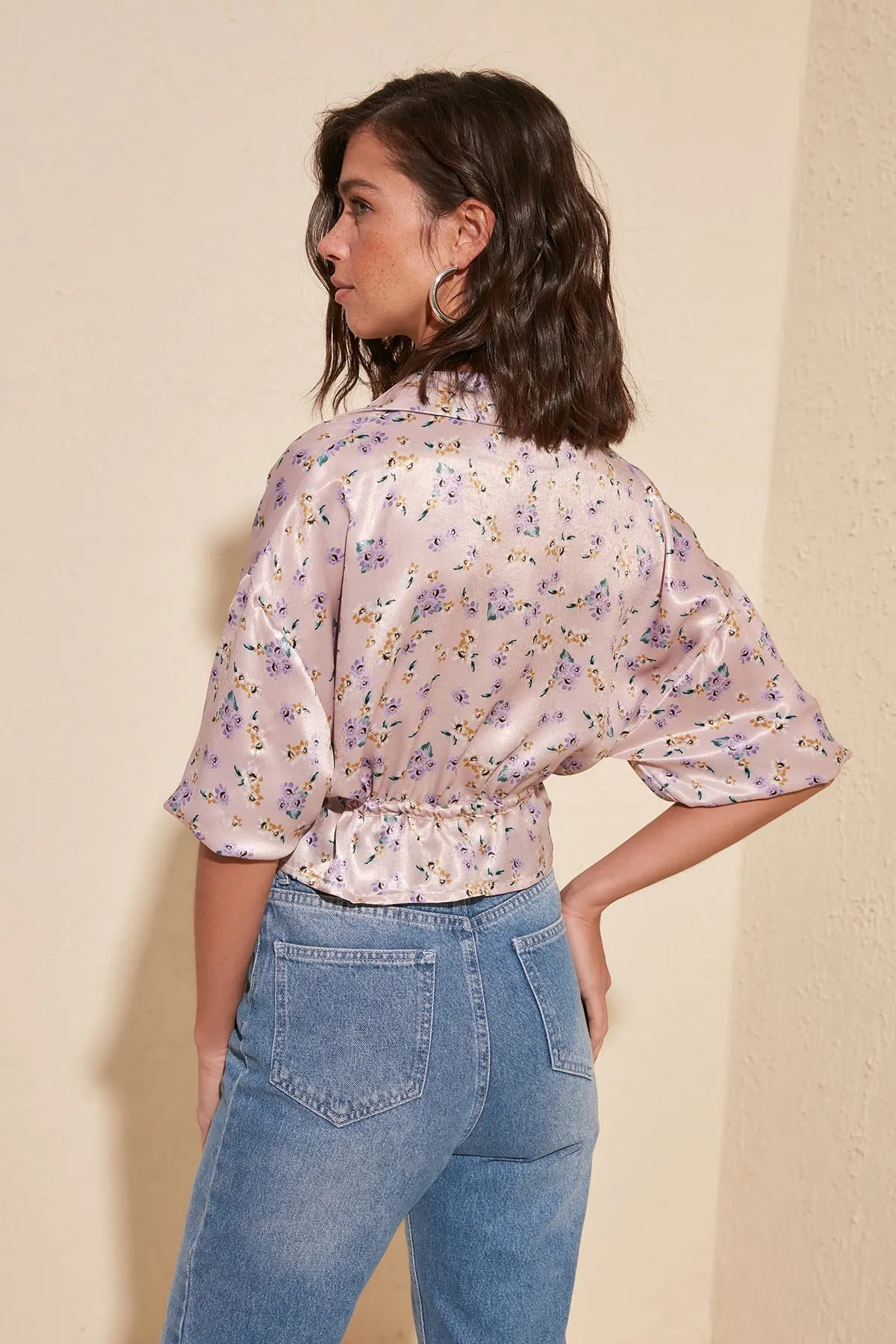 Trendyol Collection  Geknöpfte, gewebte Bluse mit floralem Print in Puderoptik TWOSS20BZ0517