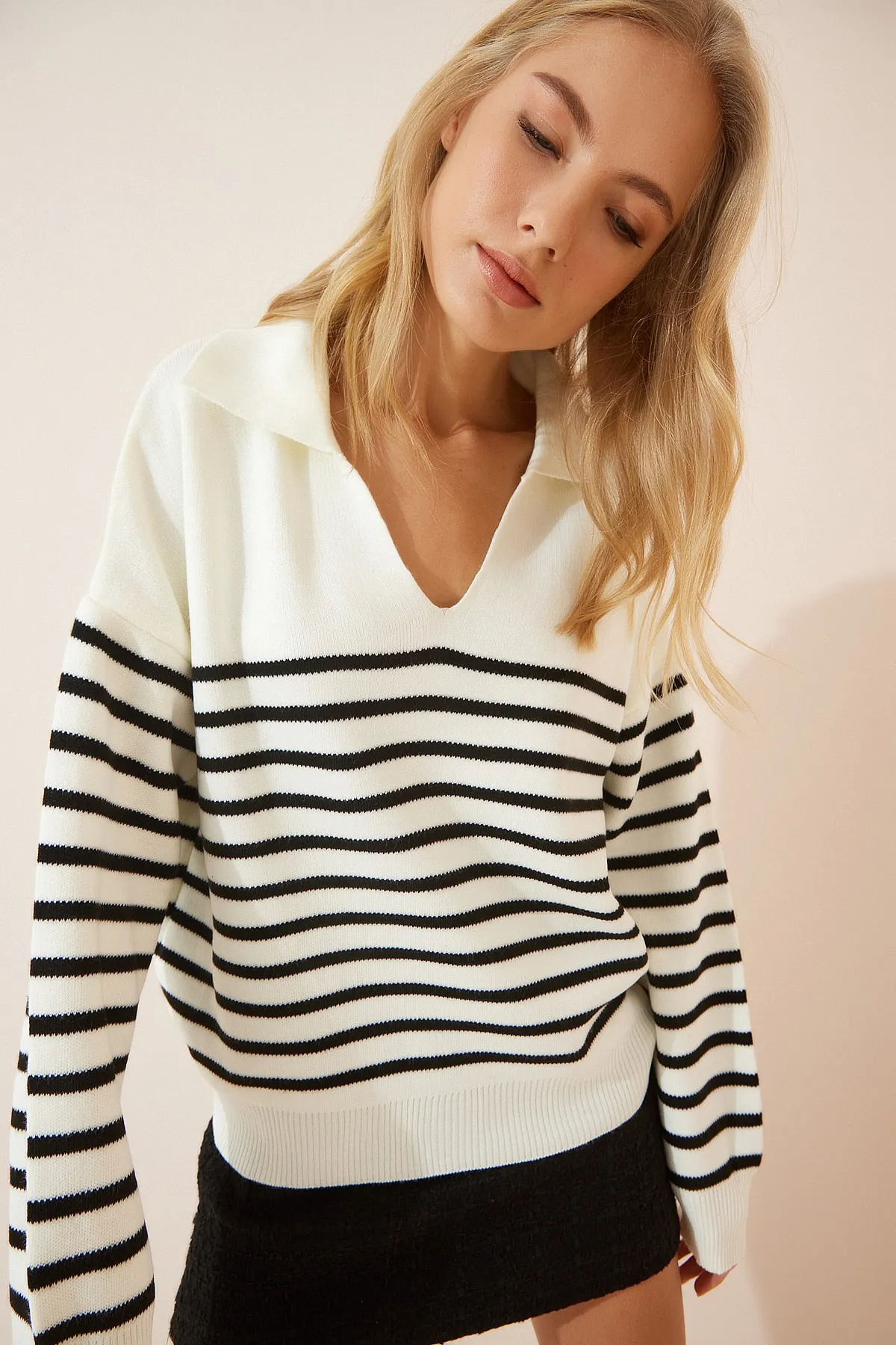 Happiness İstanbul  Schwarzer Damen-Strickpullover mit Polokragen und Streifen in Knochenoptik YY00082