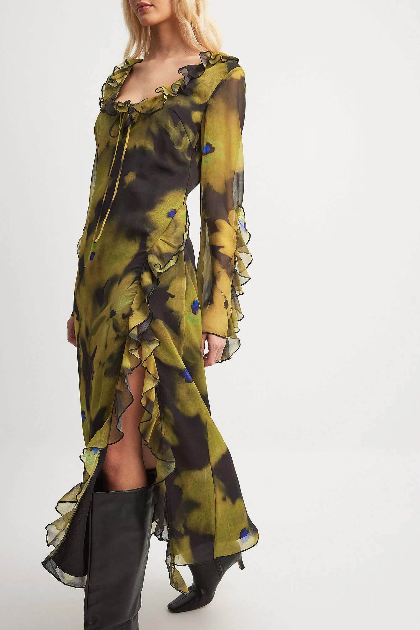 Maxikleid mit hohem Schlitz und Rüschen