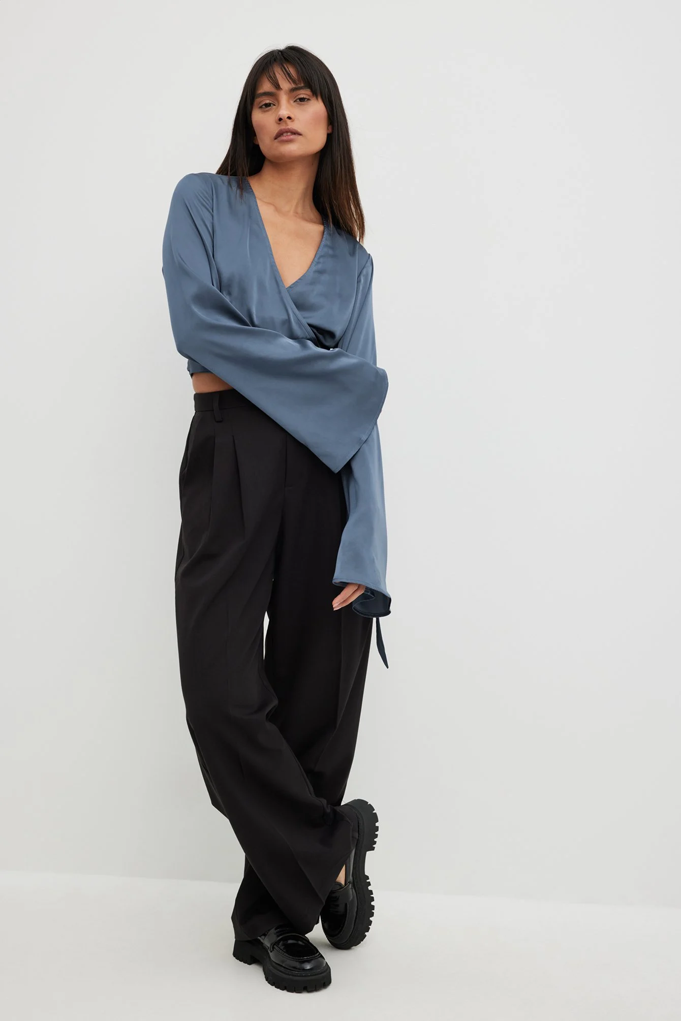 Wickelbluse aus Satin mit Trompetenärmeln