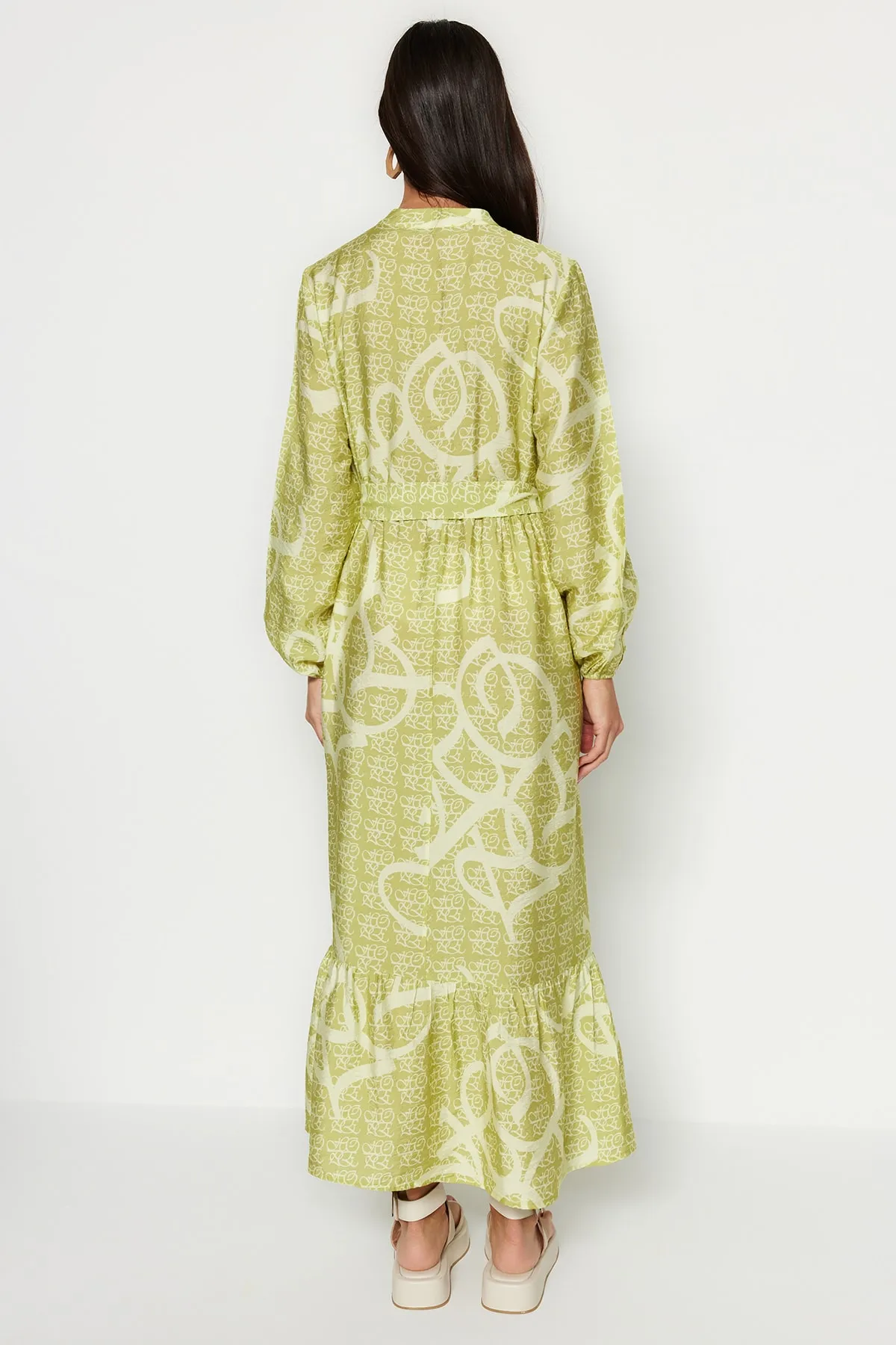 Trendyol Modest  Ölgrünes Kleid mit Gürtel, halber Knopfleiste, Rockspitze, Volant, gewebtem Muster TCTSS23EB00366