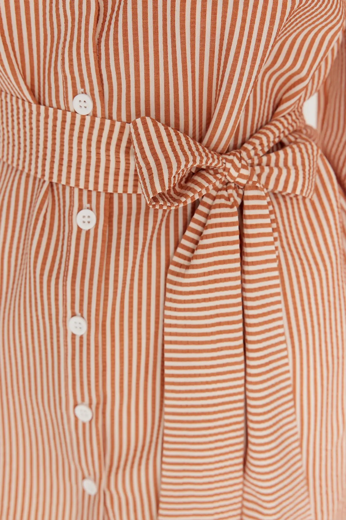 Trendyol Modest  Orange gestreiftes, gewebtes Hemd mit Ballonärmeln und langem Rücken, Gürtel TCTSS22GO0116