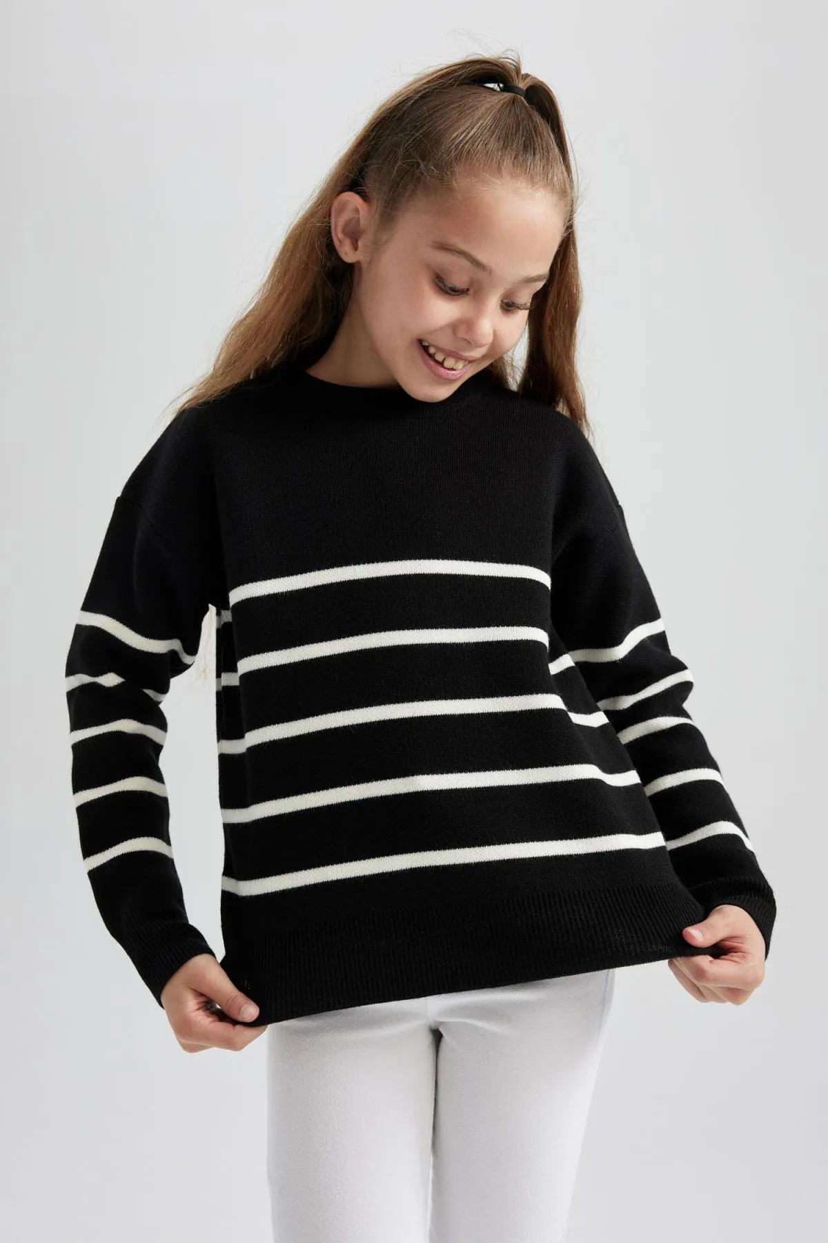 DeFacto  Strickpullover für Mädchen mit normaler Passform und Rundhalsausschnitt