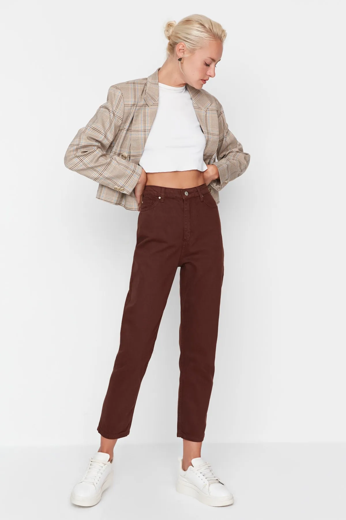 Trendyol Collection  Braune Mom-Jeans mit hoher Taille