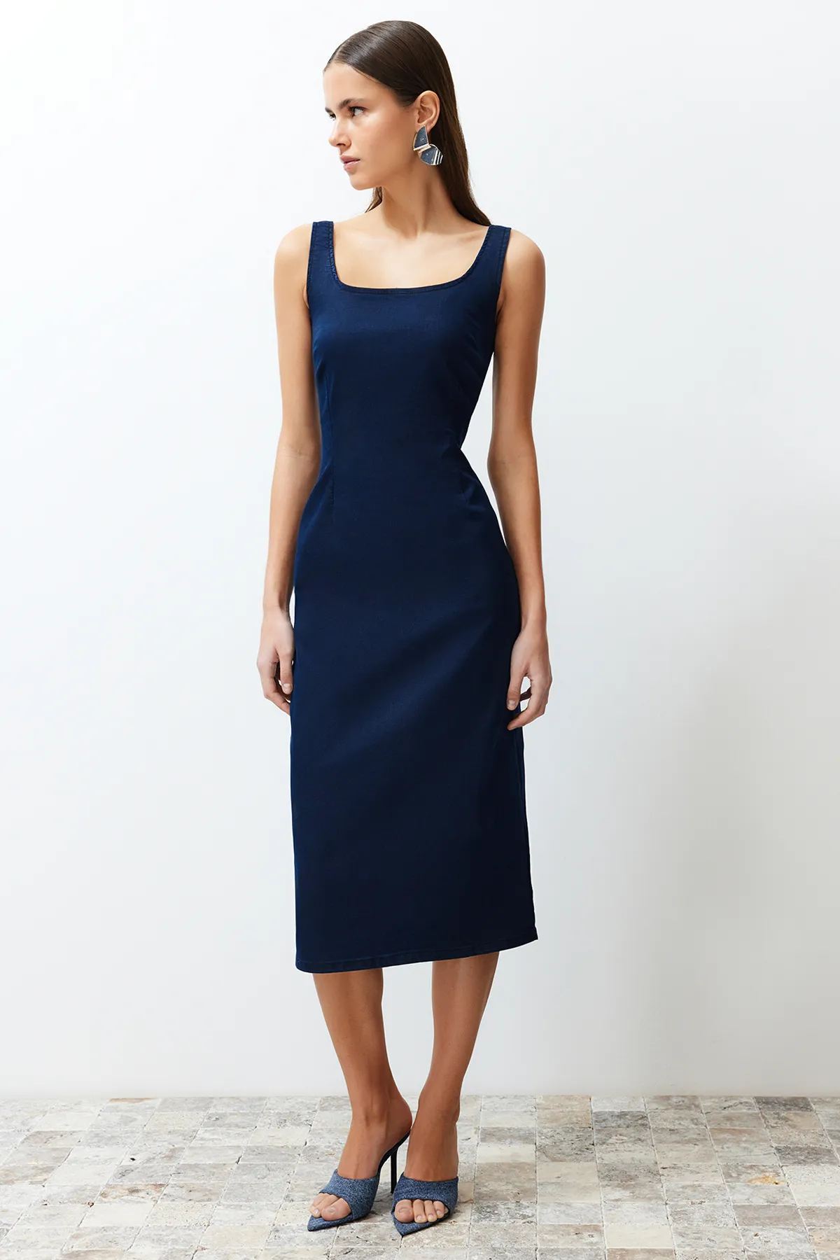Trendyol Collection  Dunkelblaues Denim-Midikleid mit detaillierten Nähten TWOSS24EL00380