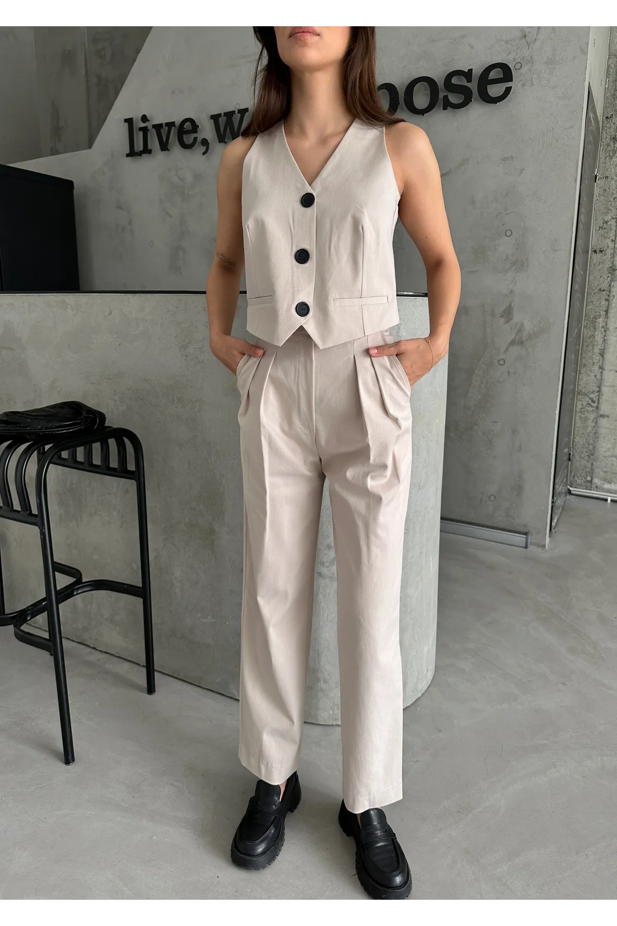 Laluvia  Set aus Weste und Hose in Steinfarbe mit Detail auf der Rückseite