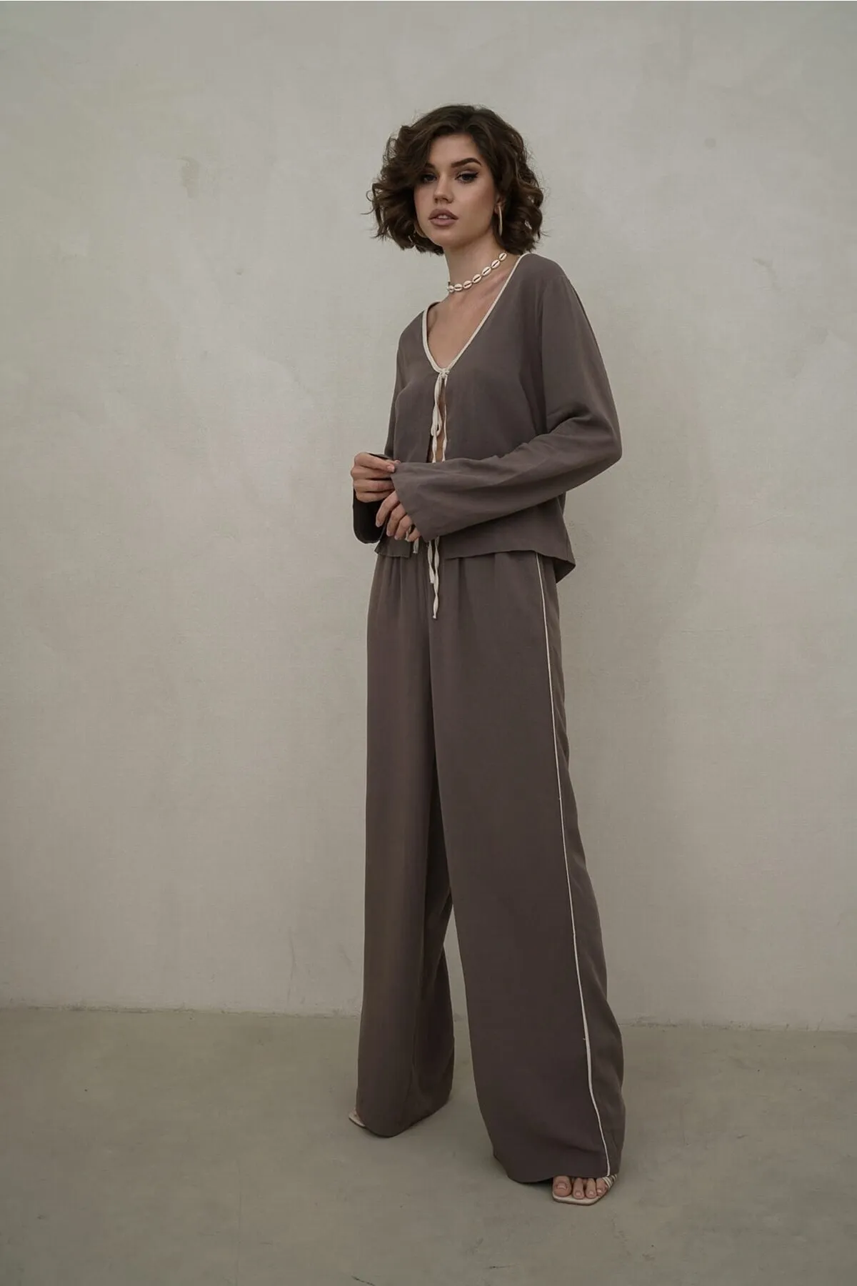BOHEMAİ  Hazelfarbener Doppelanzug mit Streifendetail in Taupe