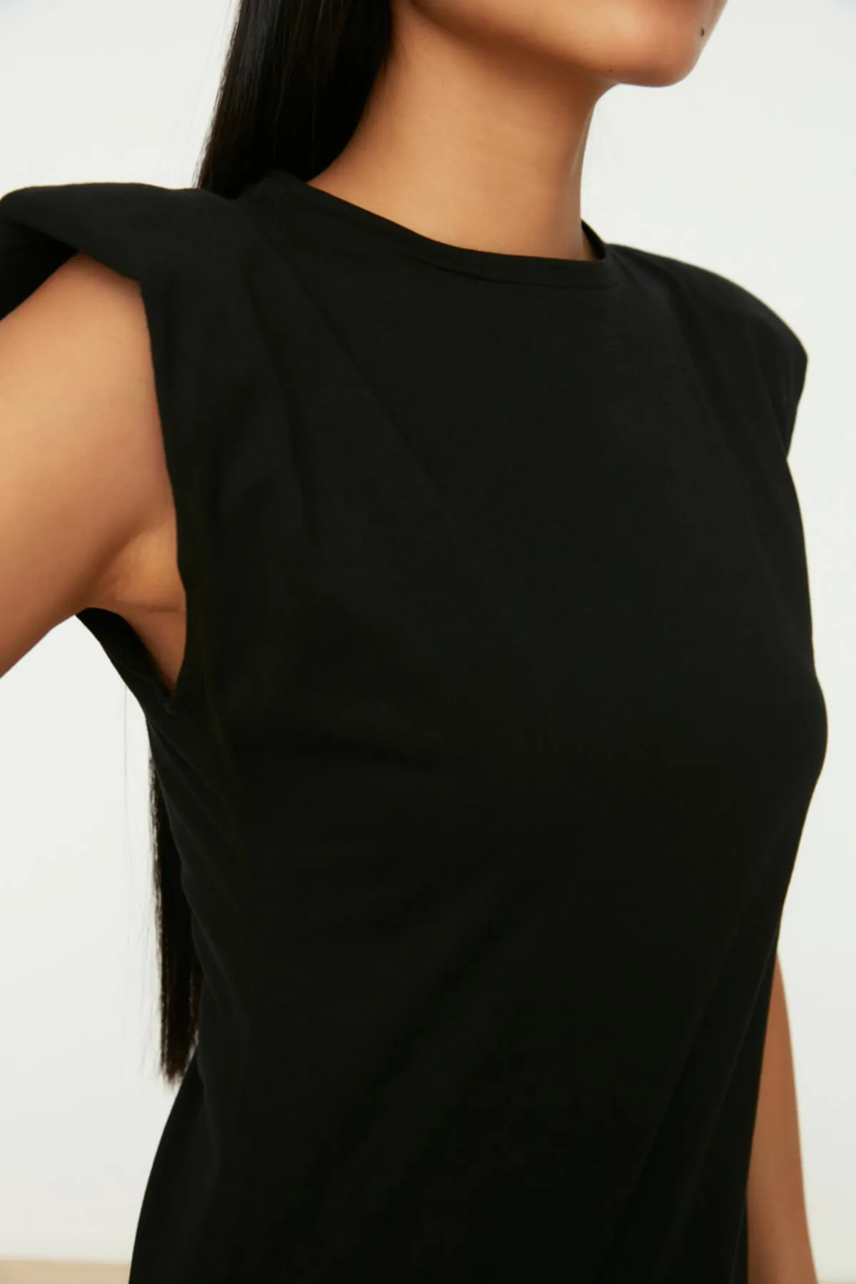 Trendyol Collection  Schwarzes Mini-Strickkleid aus 100 % Baumwolle mit gepolsterter Volanttaille/Skater-Rundhalsausschnitt TWOSS21EL0182