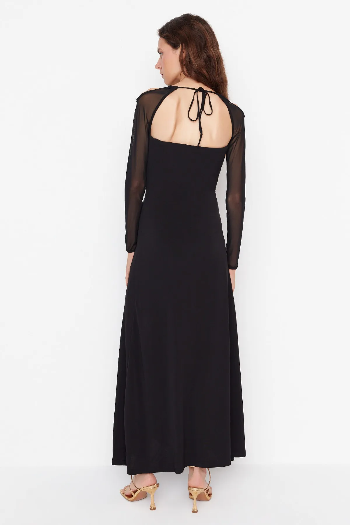 Trendyol Collection  Black Edition – Elegantes Abendkleid mit schwarzem Kragen und Details TPRAW23EL00315