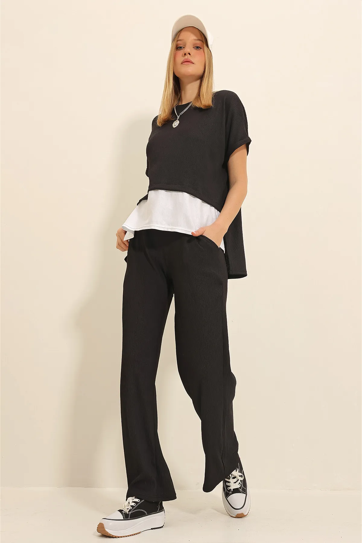 Trend Alaçatı Stili  Schwarzer Damen-Anzug mit Rundhalsausschnitt, verzierter Bluse und Palazzo-Hose, doppelter Crinkle-Anzug ALC-X11340
