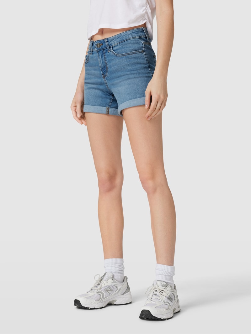 Jeansshorts mit Label-Detail in hellblau