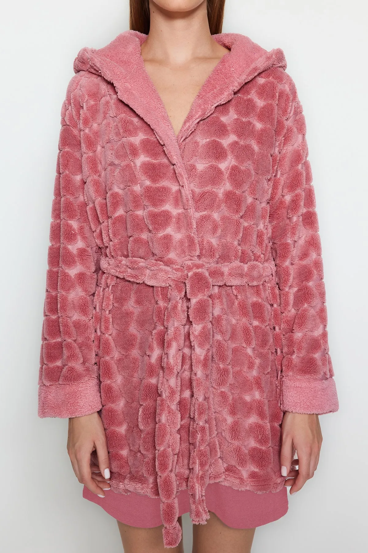 Trendyol Collection  Rosafarbener, herzgemusterter Fleece-Strick-Morgenmantel mit Gürtel THMAW24SB00002