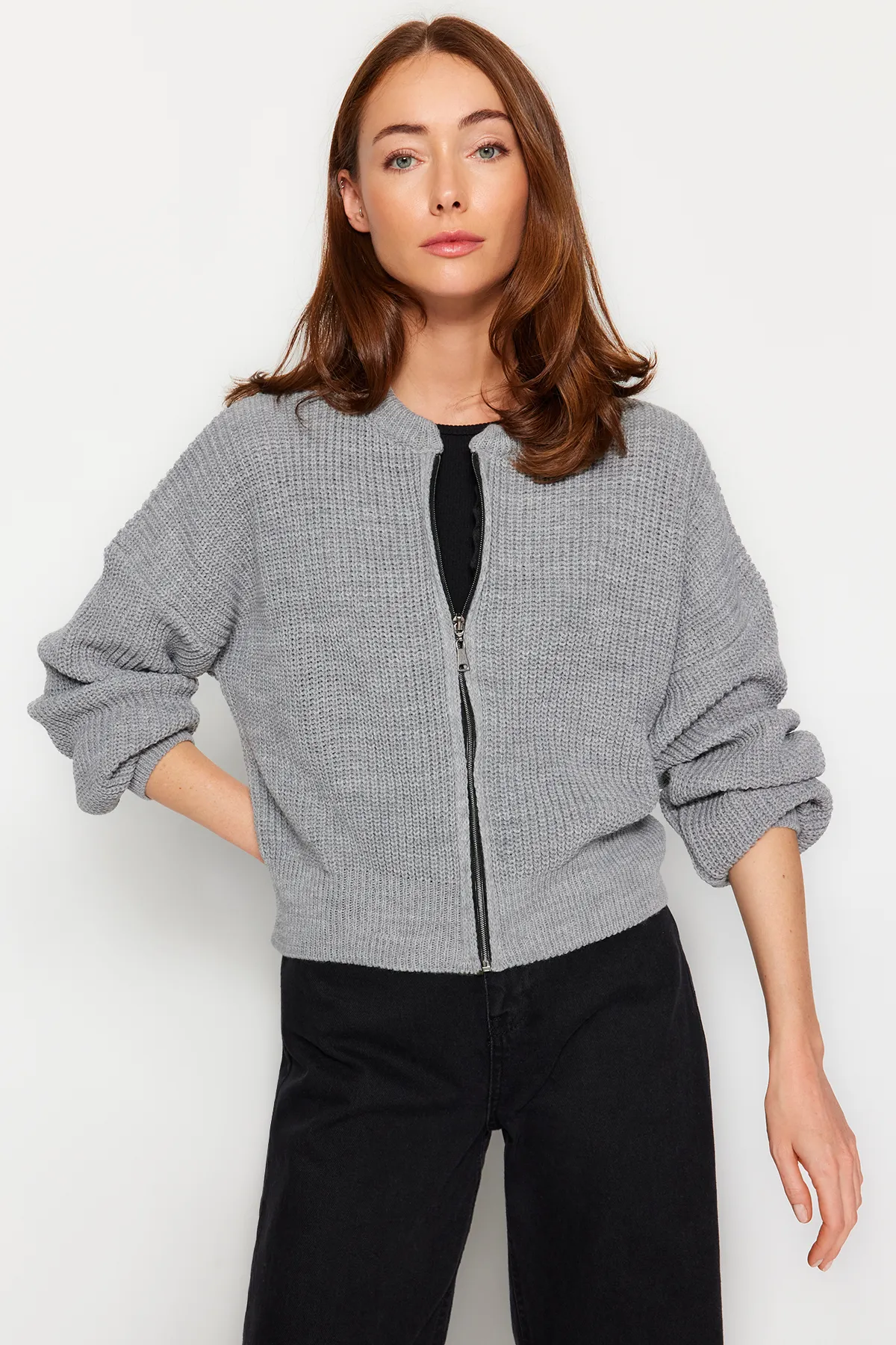 Trendyol Collection  Grauer Strickcardigan mit Bomberkragen TWOAW24HI00153