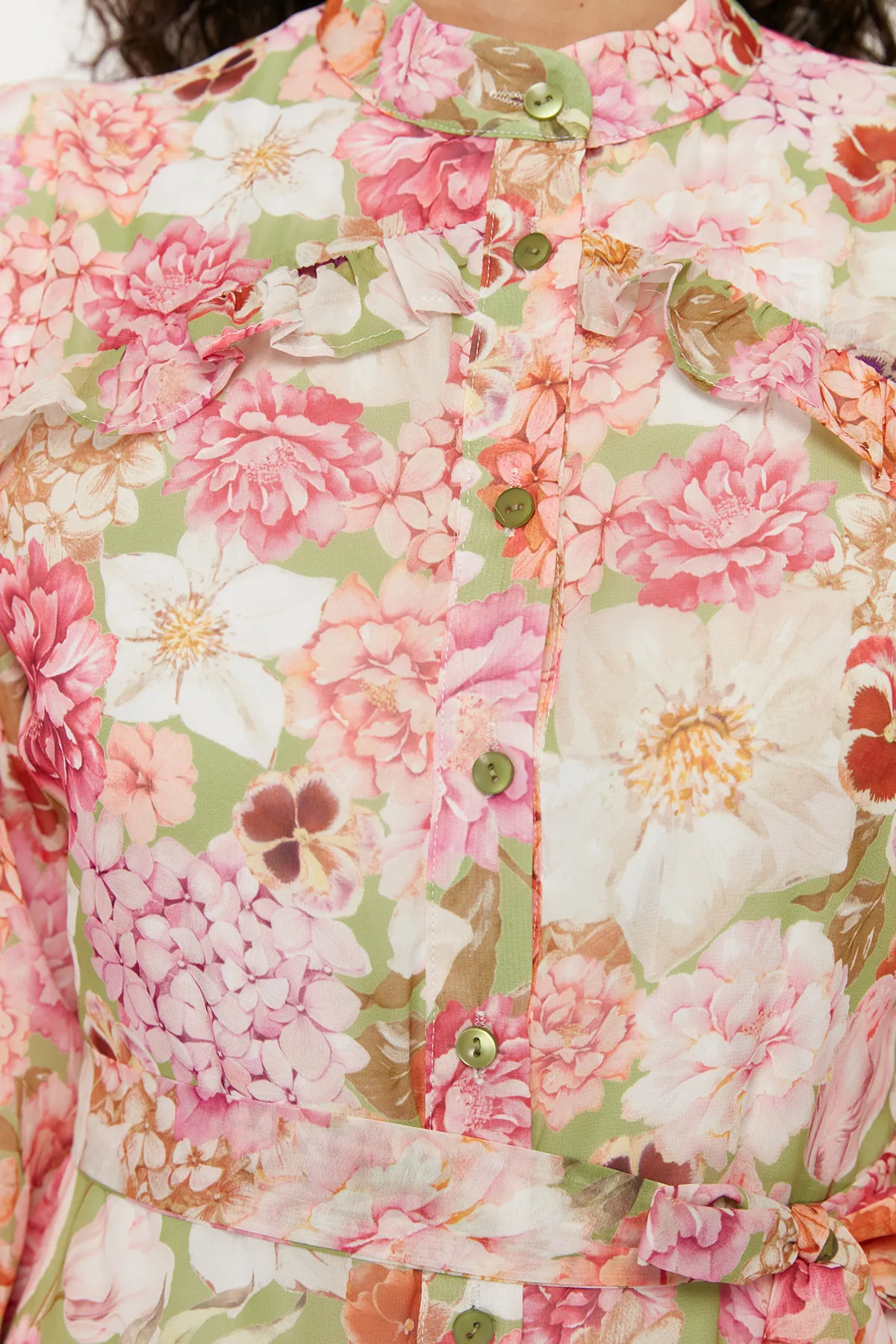 Trendyol Modest  Rosa Kleid aus gewebtem Chiffon mit Blumenmuster, Rüschendetail und Futter TCTSS24EB00003