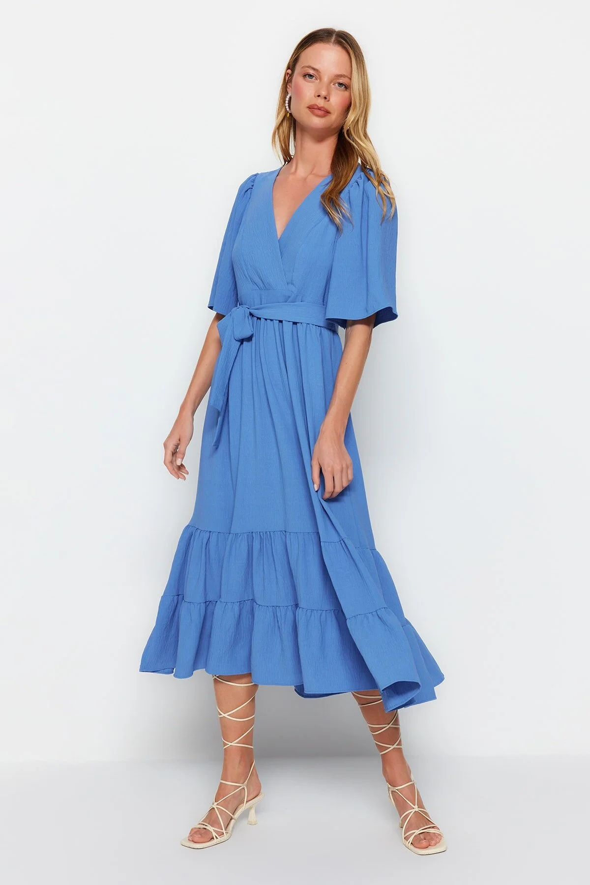 Trendyol Collection  Indigofarbenes, gewebtes, zweireihiges, gewebtes Midikleid mit Kragen hinten und detailliertem Gürtel TWOSS23EL02164