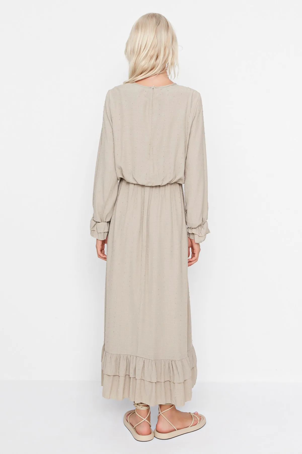 Trendyol Modest  Helles Nerz-Gewebtes Kleid mit geraffter Taille, Volant und Futter TCTSS21EL3566