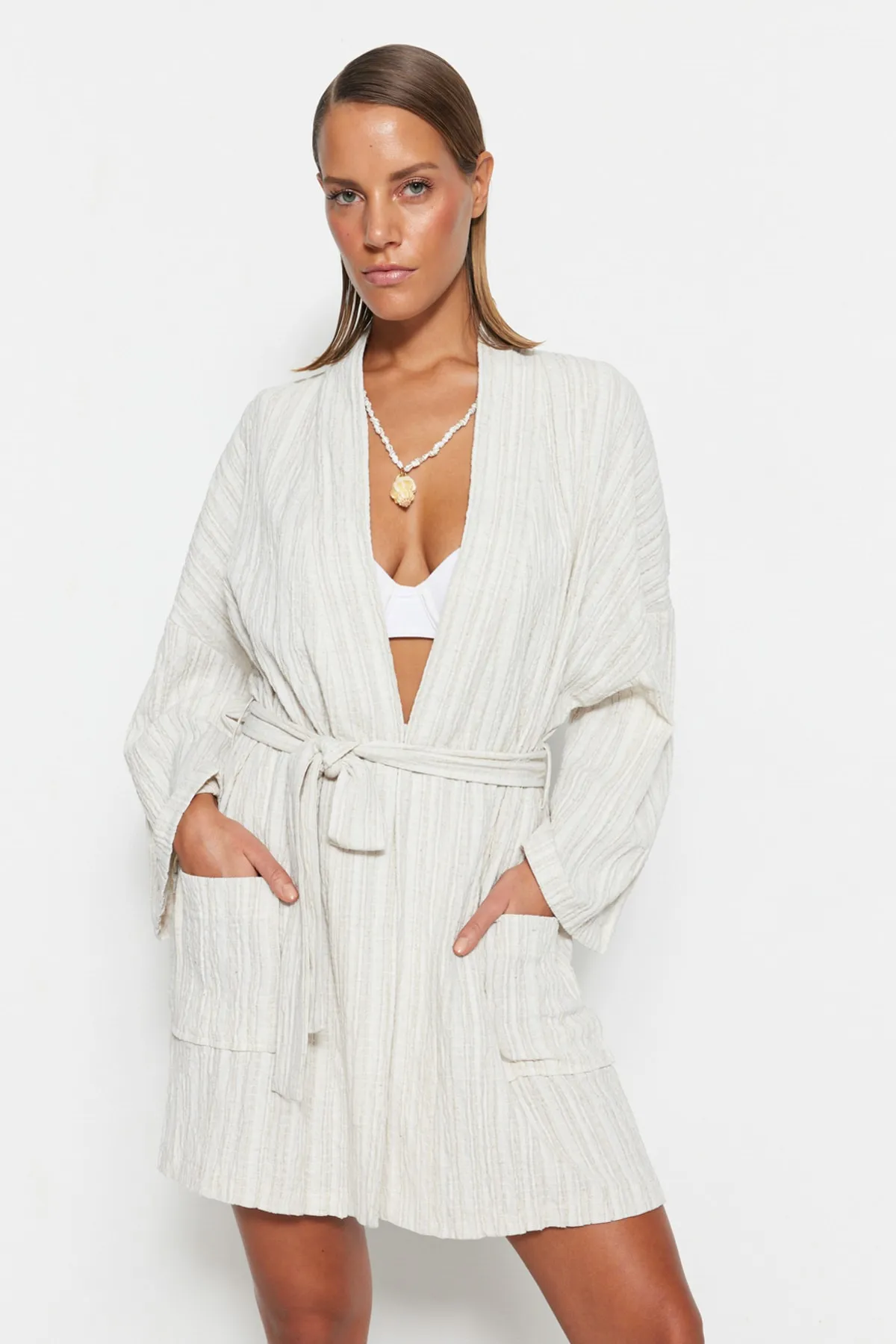 Trendyol Collection  Ecrufarbener, gewebter Mini-Kimono und Kaftan aus Leinenmischung mit Gürtel TBESS23KM00081
