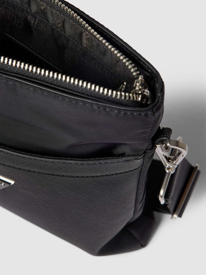 Umhängetasche mit Label-Applikation in schwarz