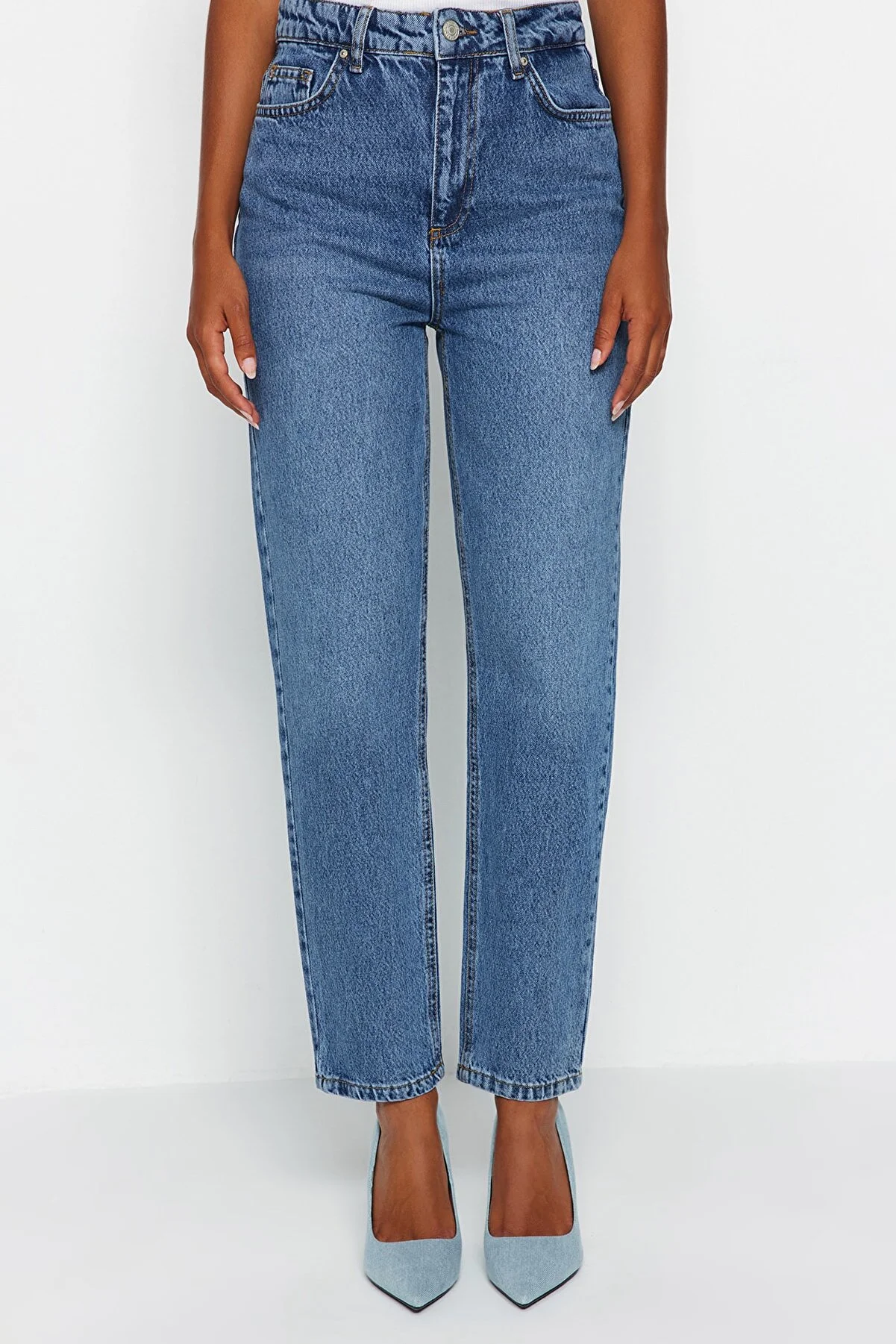 Trendyol Collection  Blaue Mom-Jeans mit hoher Taille TWOAW24JE00076