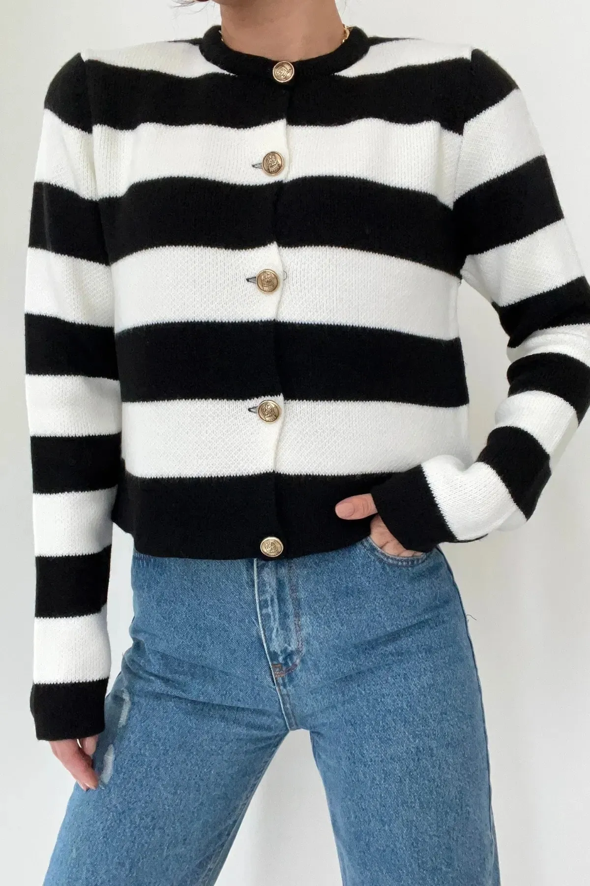 MODAGEN  Schwarz gestreifter Crop-Strick-Cardigan für Damen mit Rundhalsausschnitt und goldfarbenen Knöpfen