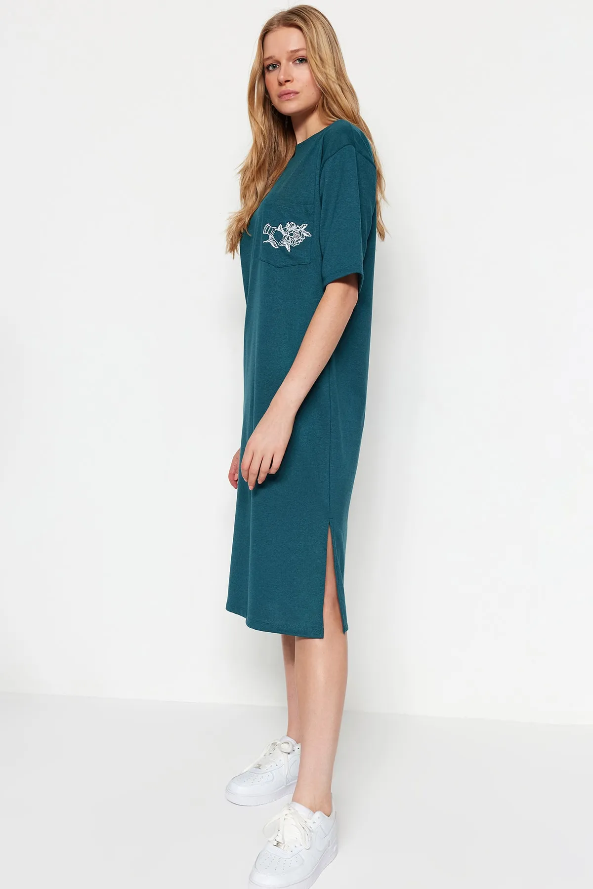 Trendyol Collection  Petrolblaues, besticktes Midi-Strickkleid mit Rundhalsausschnitt und bequemem Schnitt TWOSS21EL0175