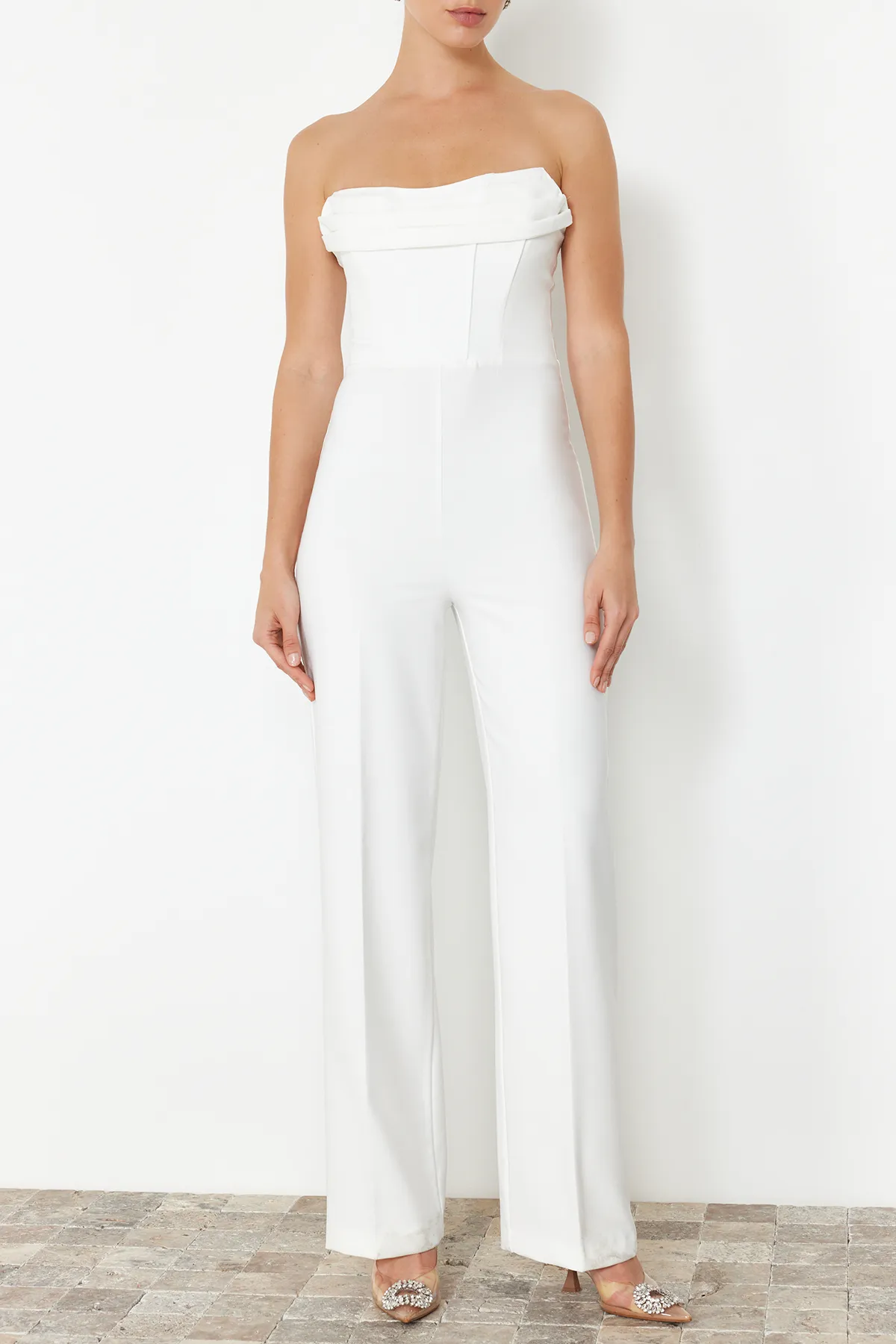 Trendyol Collection  Weißer gewebter Hochzeits-/Nikah-Jumpsuit mit Korsett-Details TPRSS24TU00002